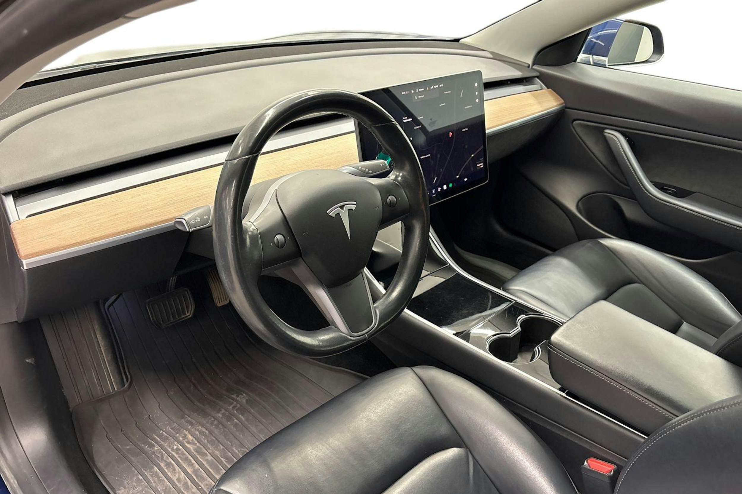 Sininen Tesla Model 3 2019 kuva 6.