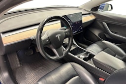 Sininen Tesla Model 3 2019 kuva 6.