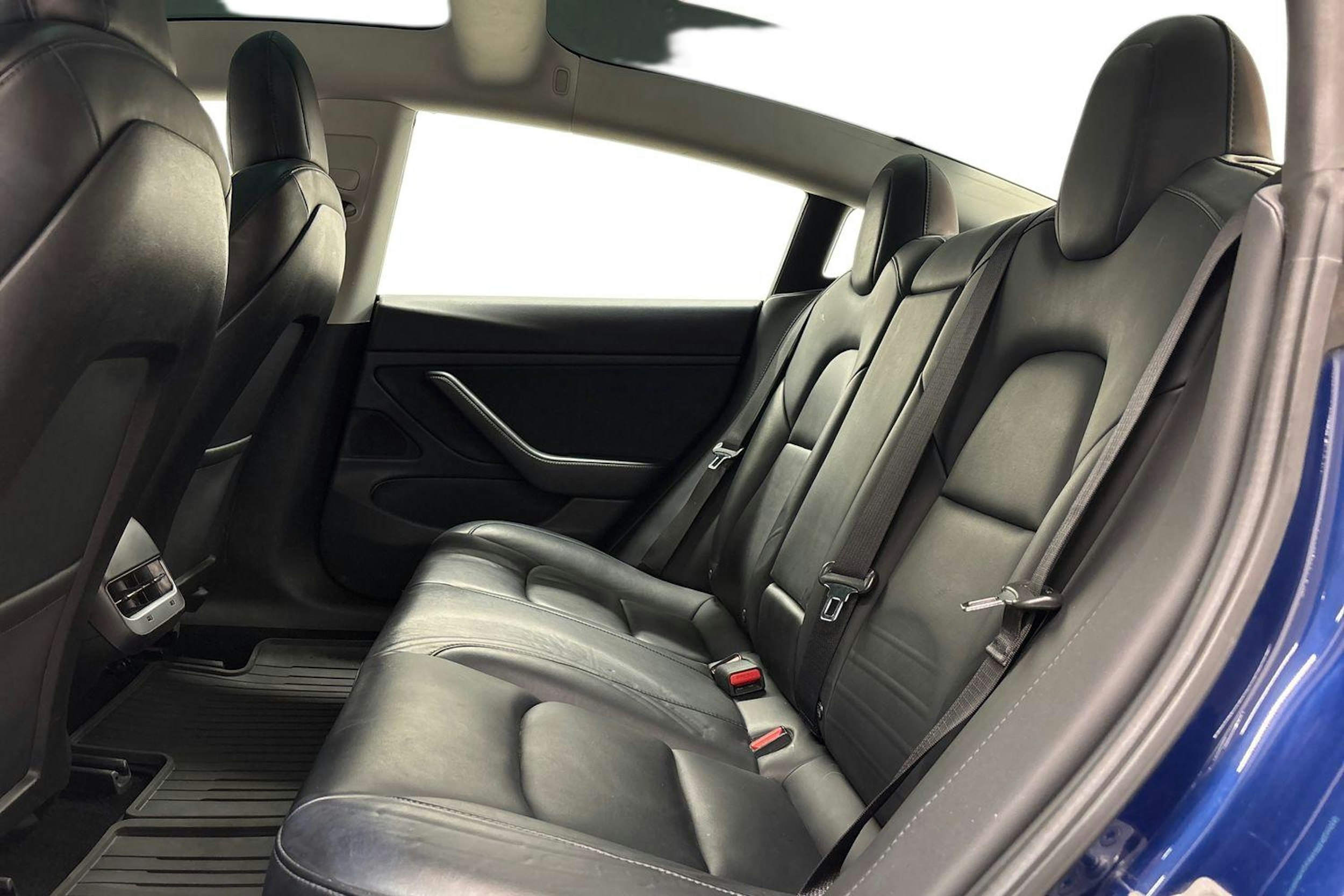 Sininen Tesla Model 3 2019 kuva 8.