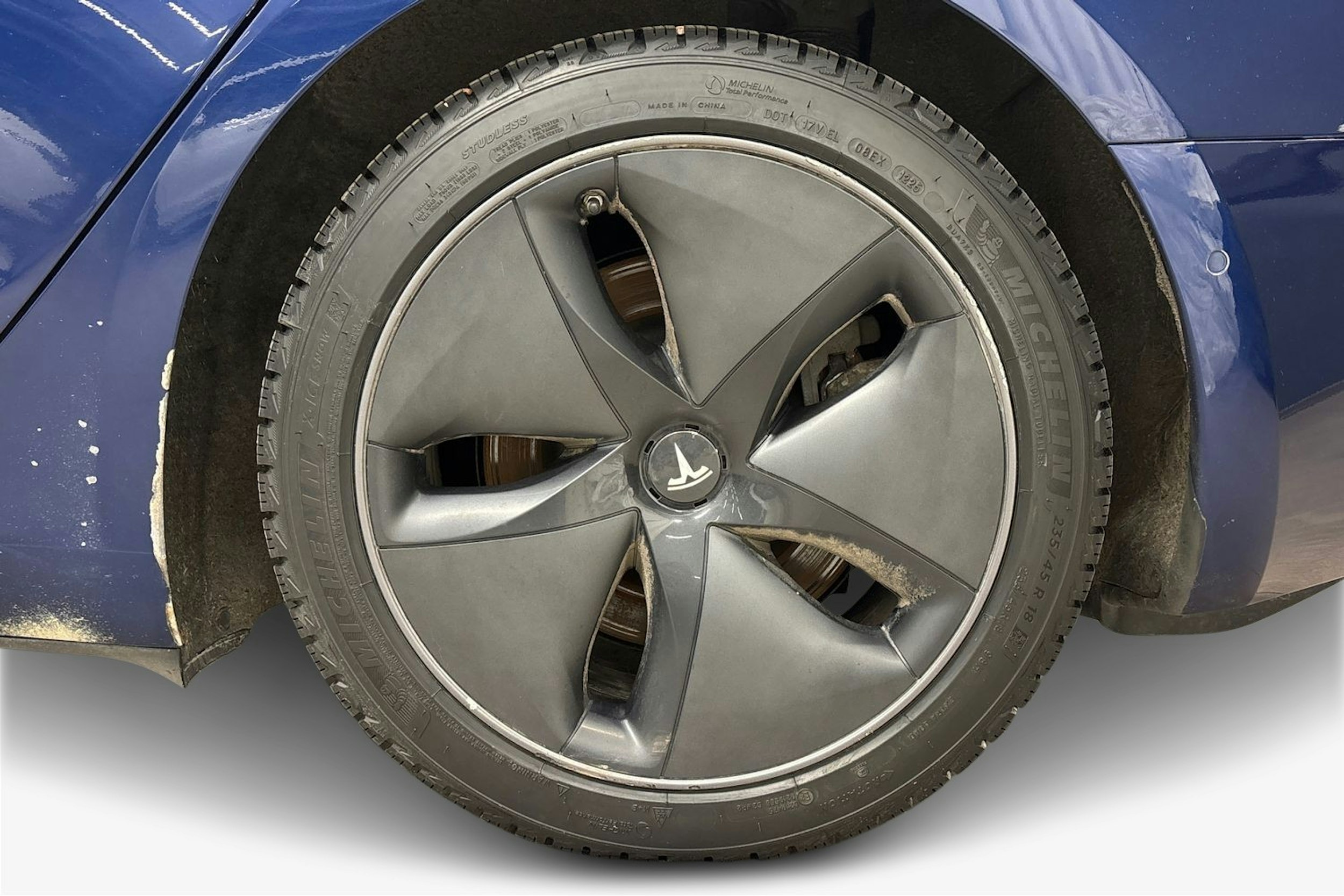 Sininen Tesla Model 3 2019 kuva 9.