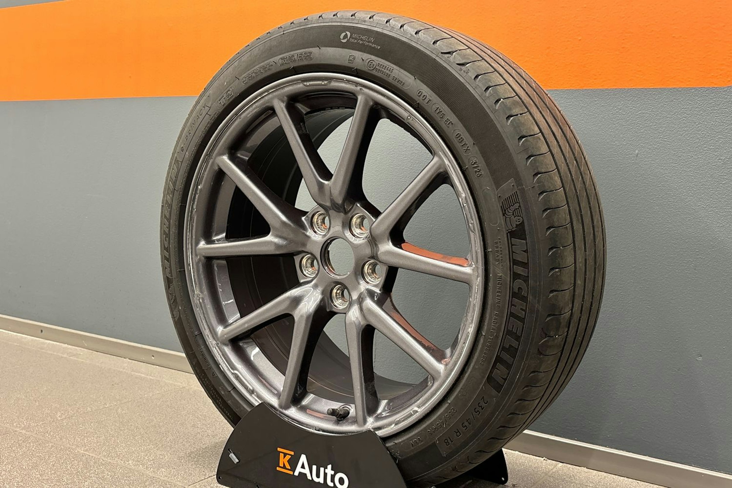 Sininen Tesla Model 3 2019 kuva 10.