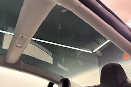 Sininen Tesla Model 3 2019 kuva 18.