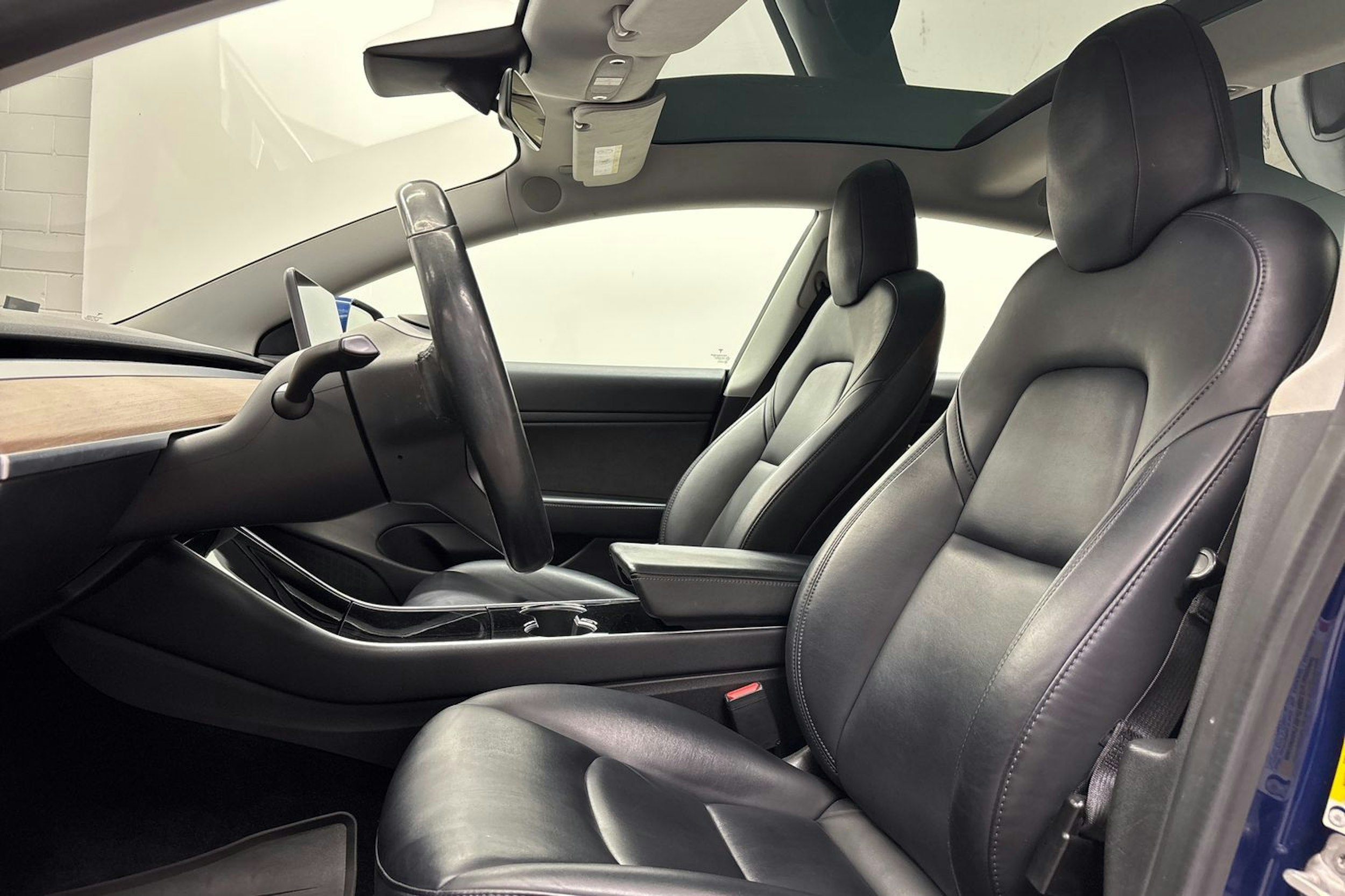 Sininen Tesla Model 3 2019 kuva 19.