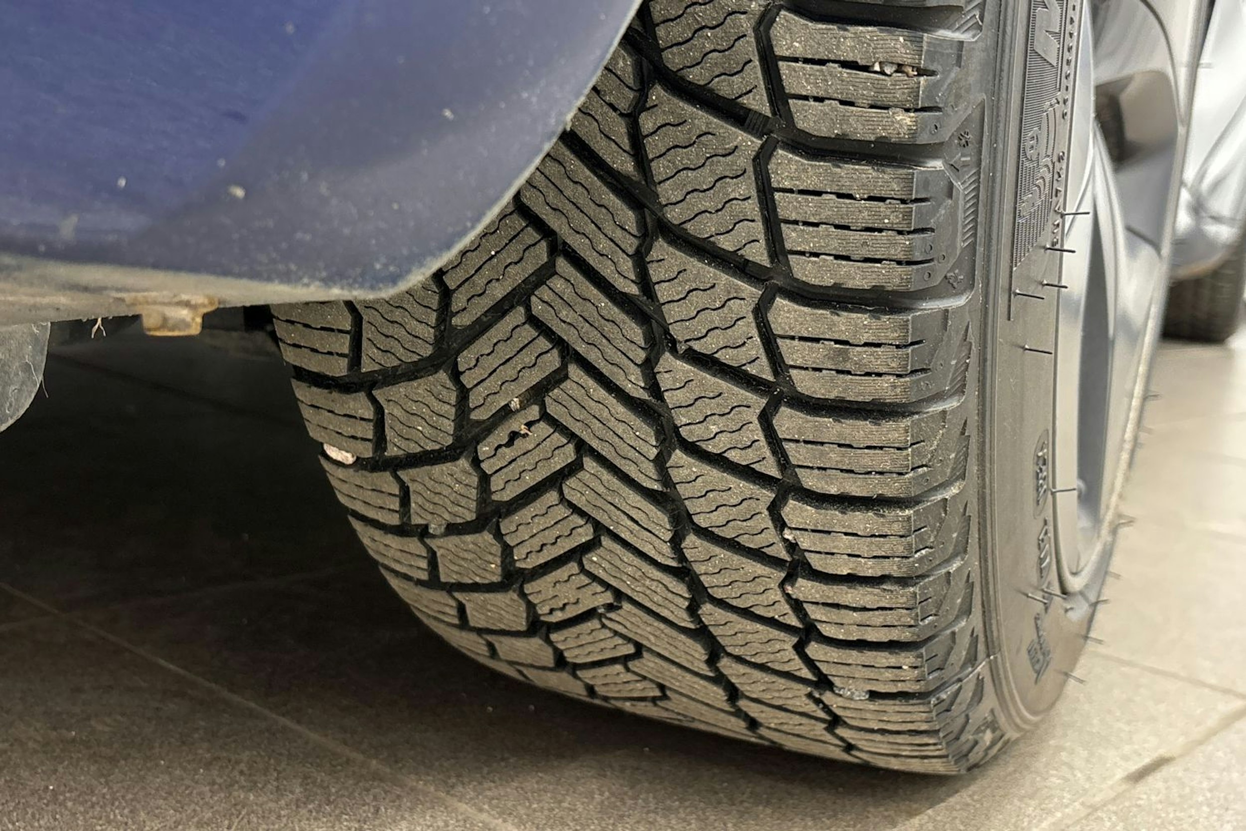 Sininen Tesla Model 3 2019 kuva 22.