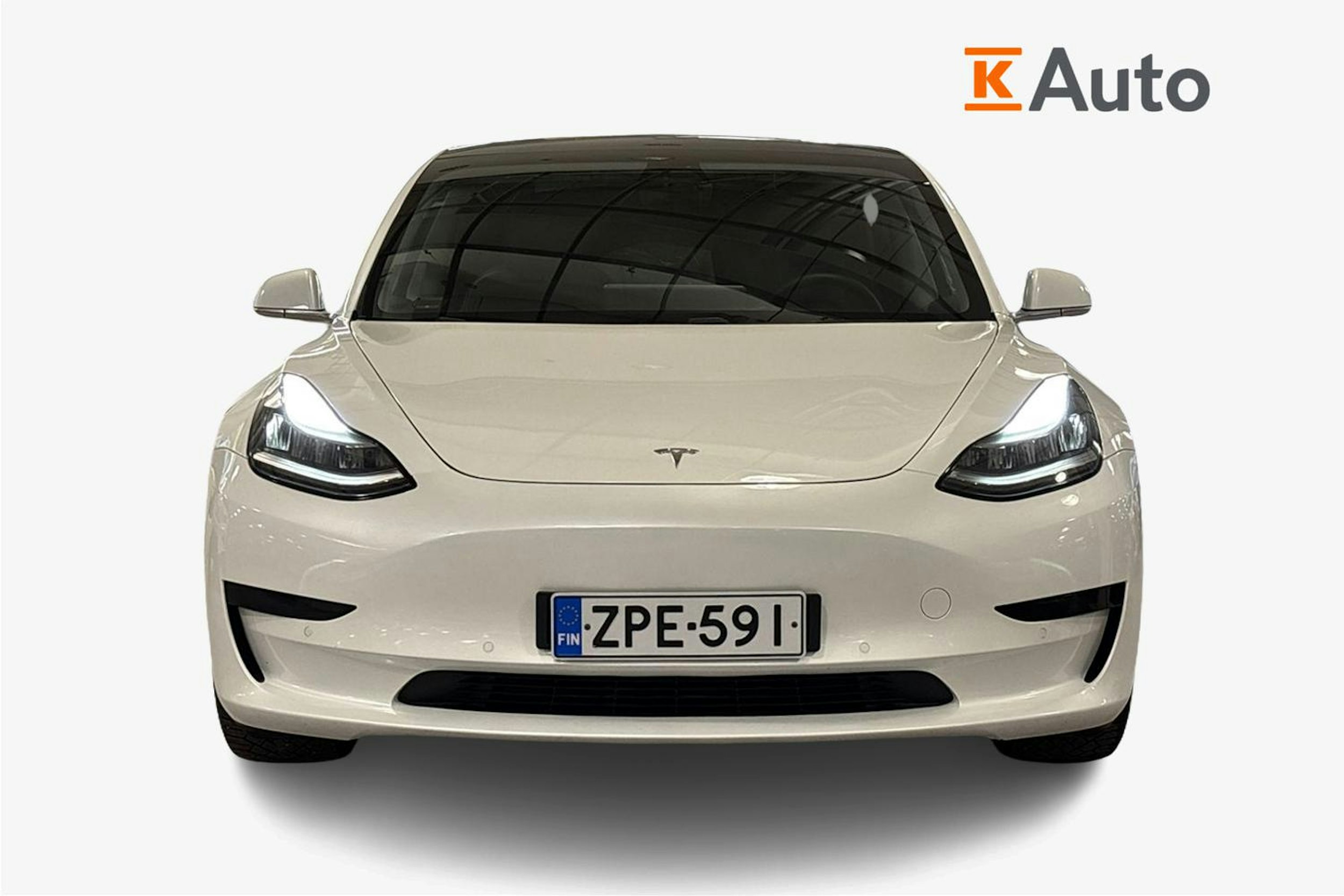valkoinen Tesla Model 3 2019 kuva 5.