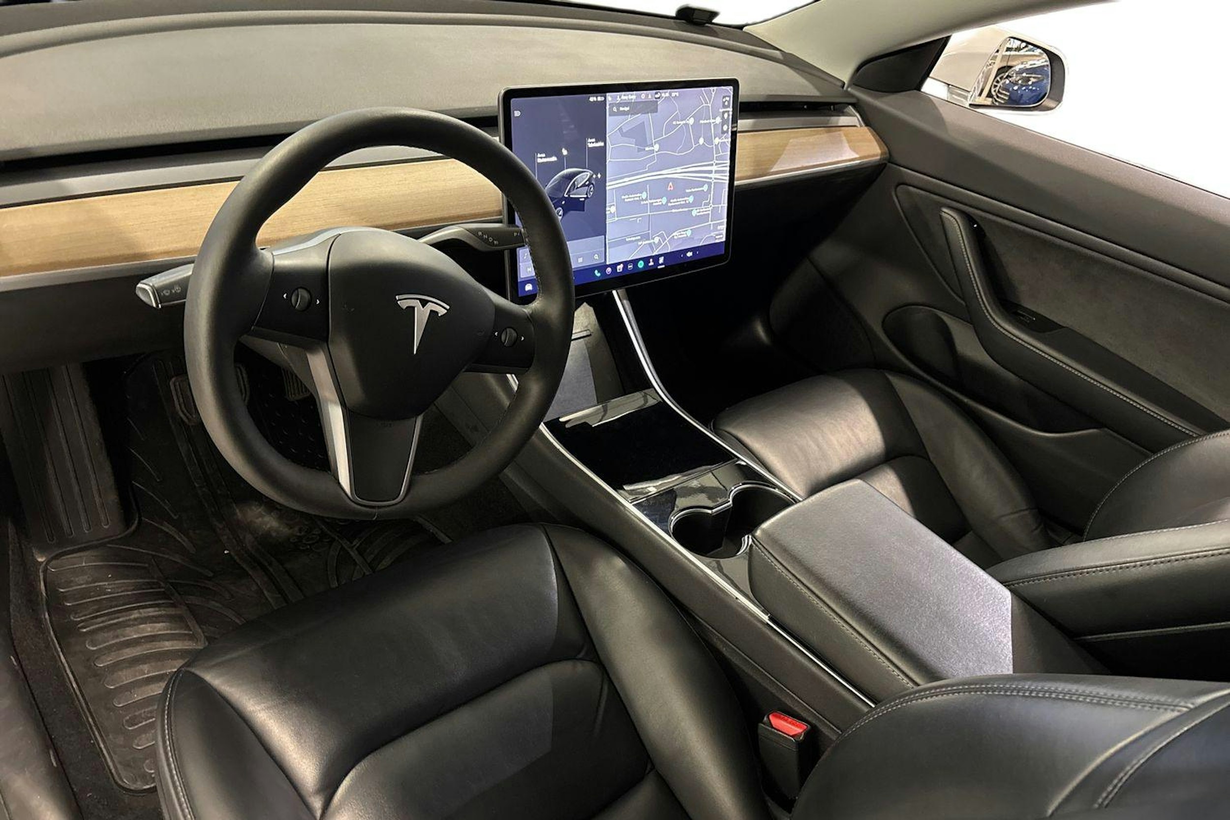 valkoinen Tesla Model 3 2019 kuva 7.