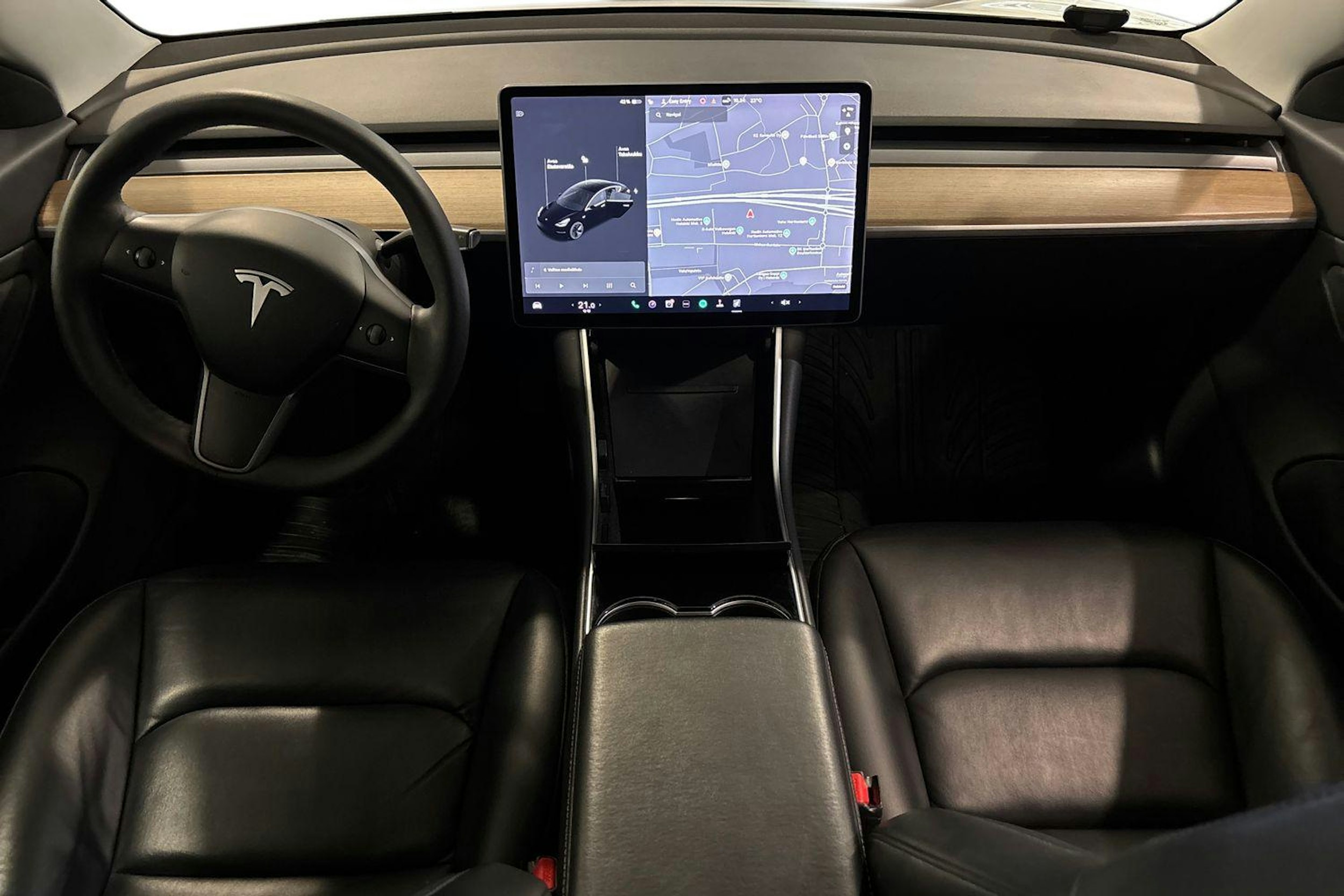 valkoinen Tesla Model 3 2019 kuva 9.
