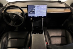 valkoinen Tesla Model 3 2019 kuva 9.