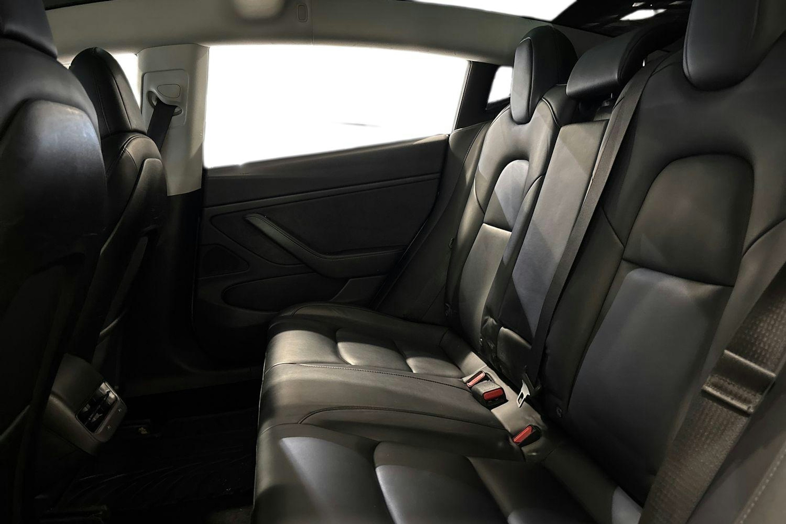 valkoinen Tesla Model 3 2019 kuva 10.