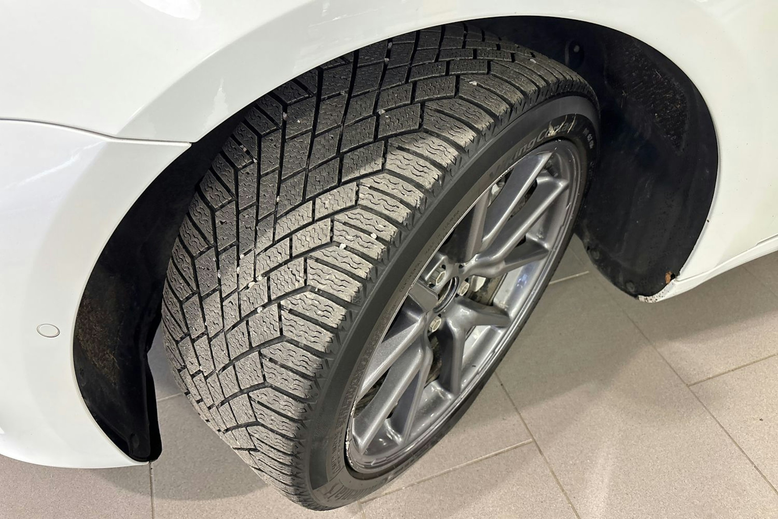 valkoinen Tesla Model 3 2019 kuva 13.