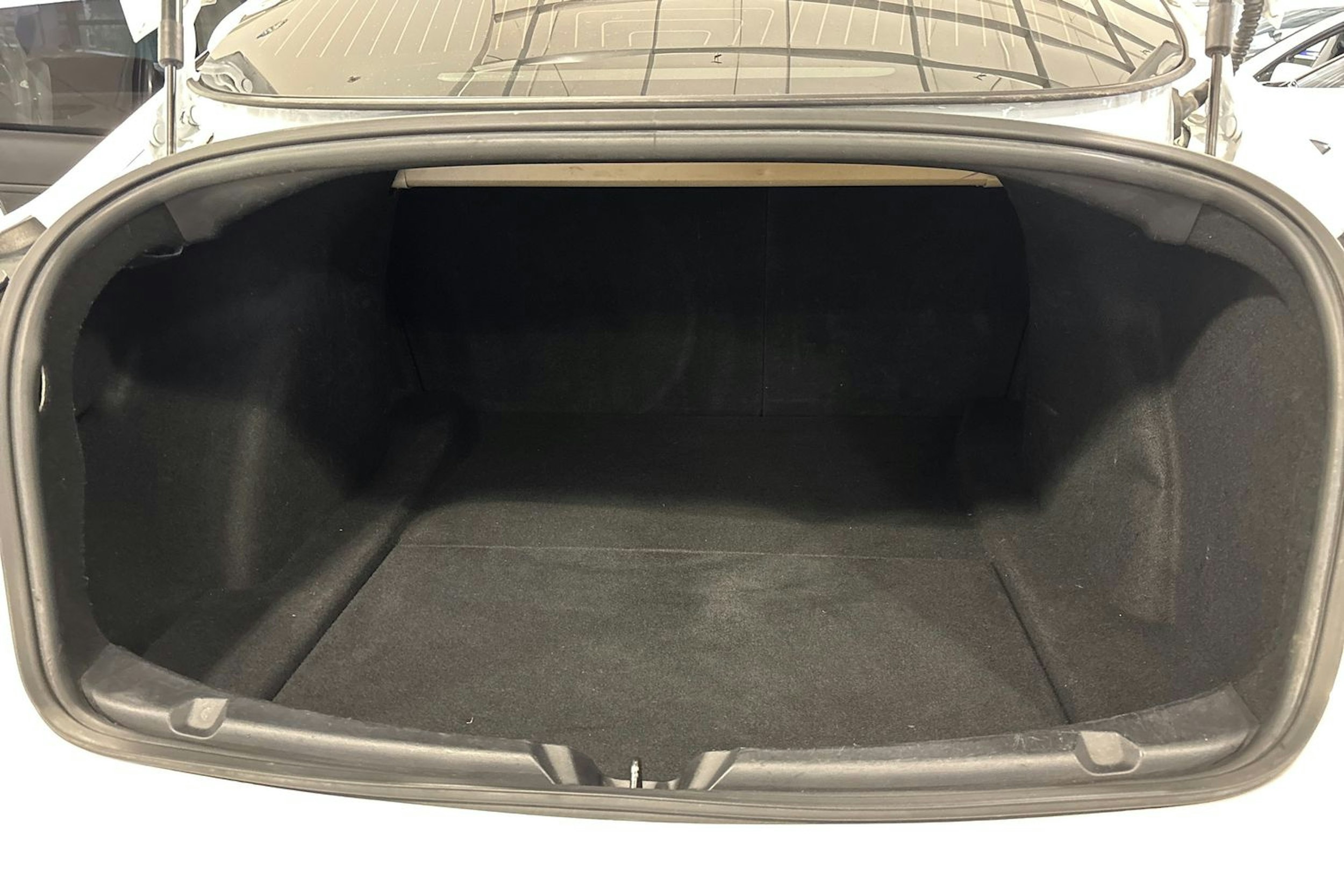 valkoinen Tesla Model 3 2019 kuva 15.