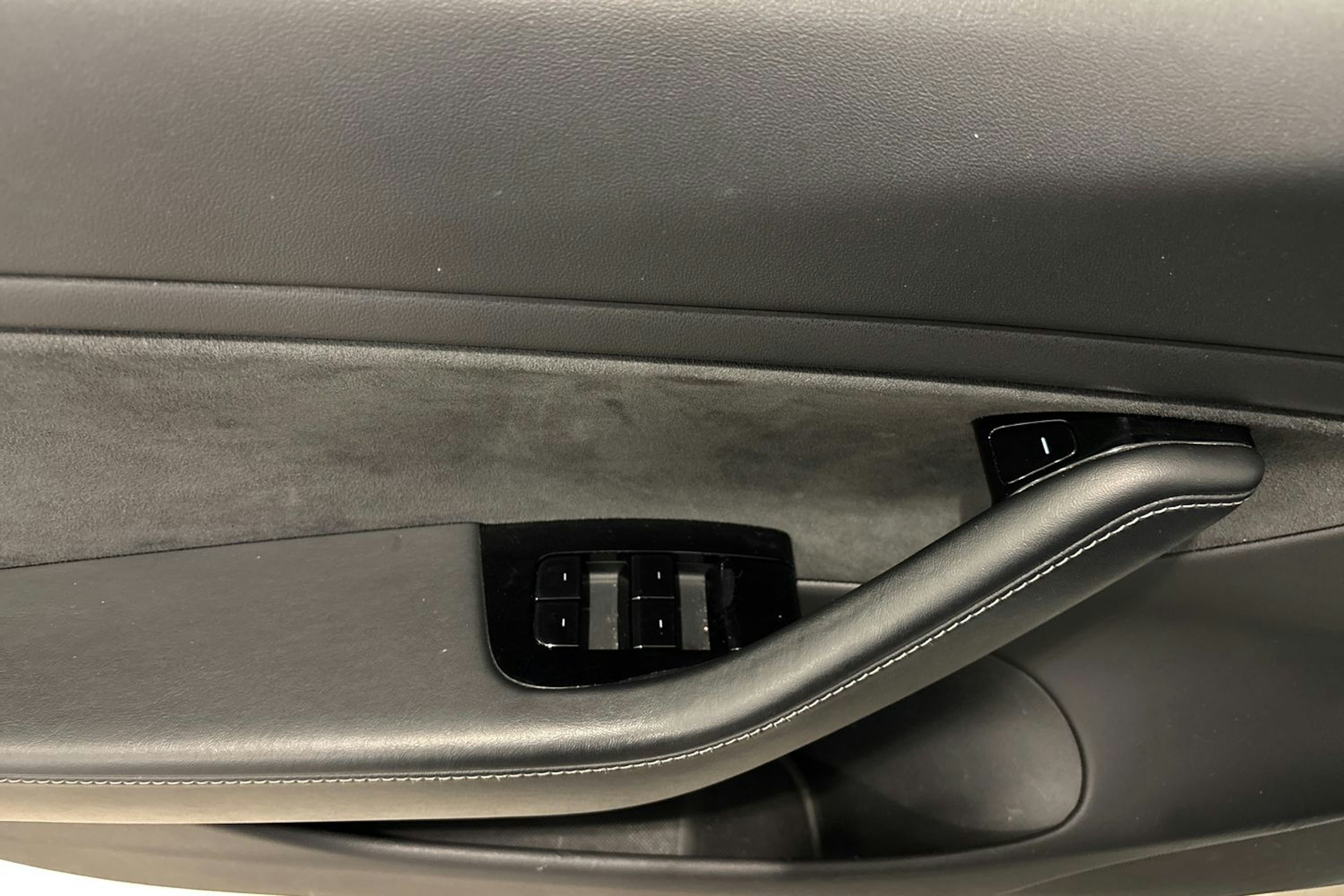 valkoinen Tesla Model 3 2019 kuva 16.