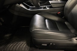 valkoinen Tesla Model 3 2019 kuva 17.