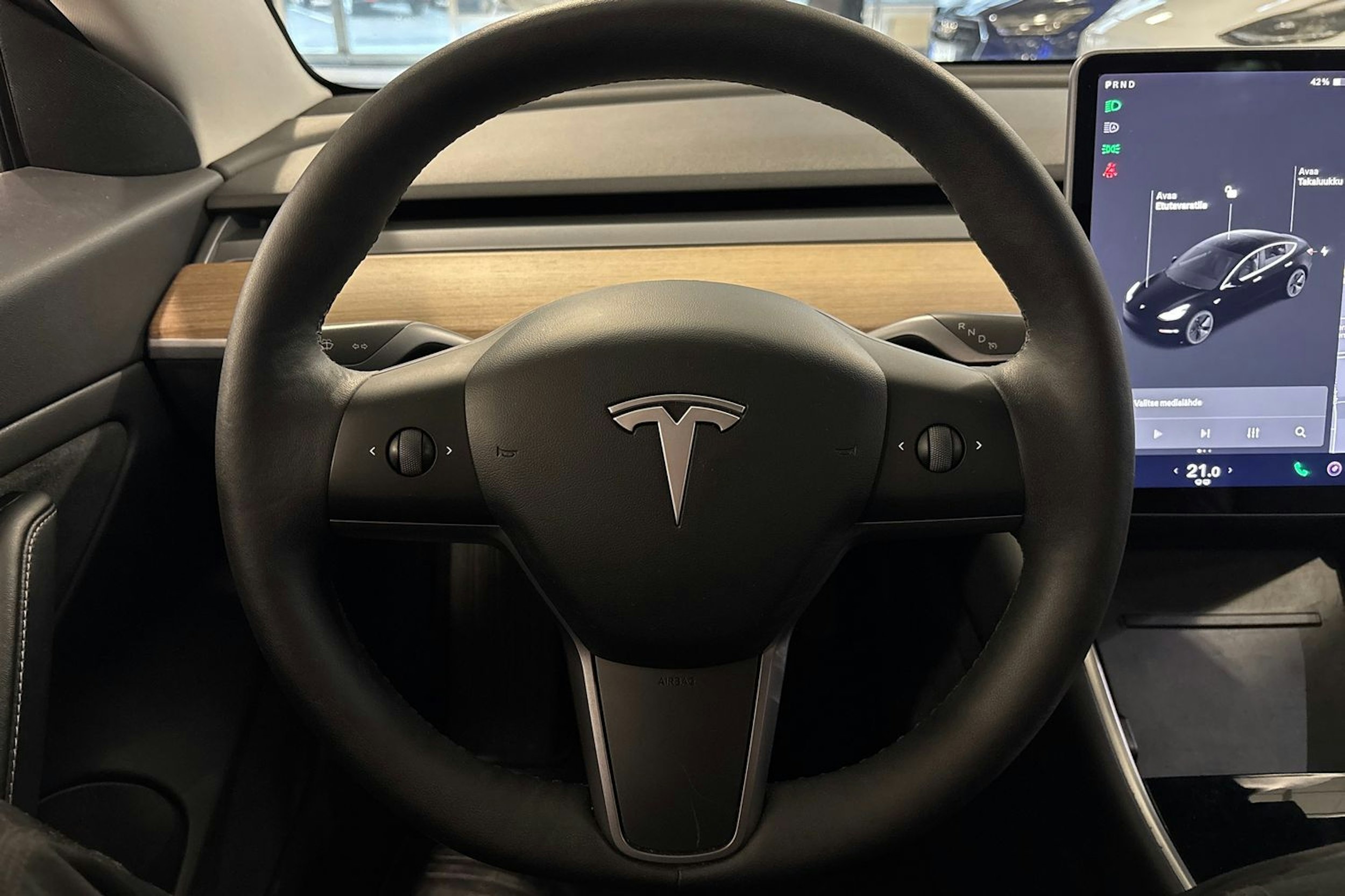 valkoinen Tesla Model 3 2019 kuva 18.