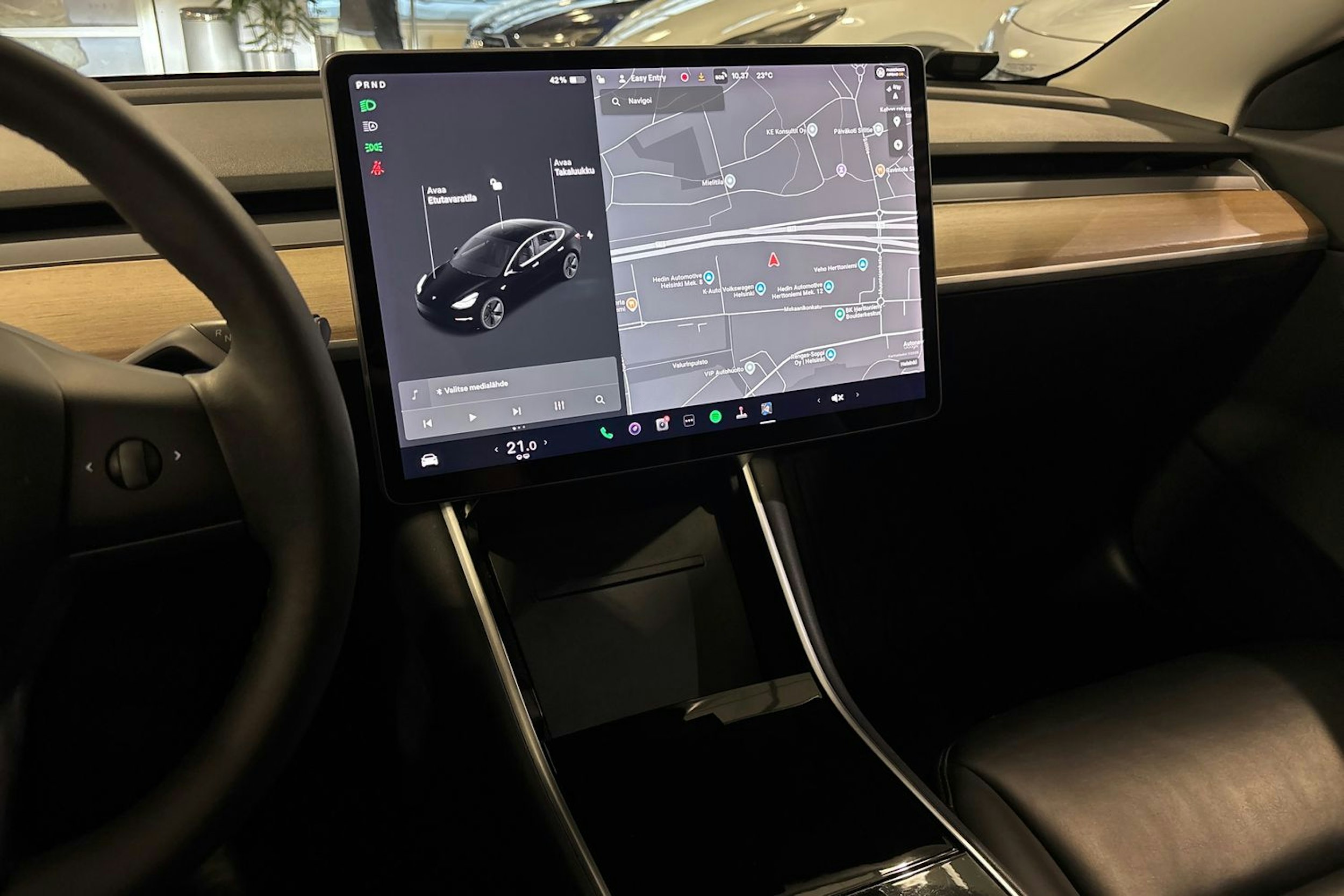 valkoinen Tesla Model 3 2019 kuva 19.