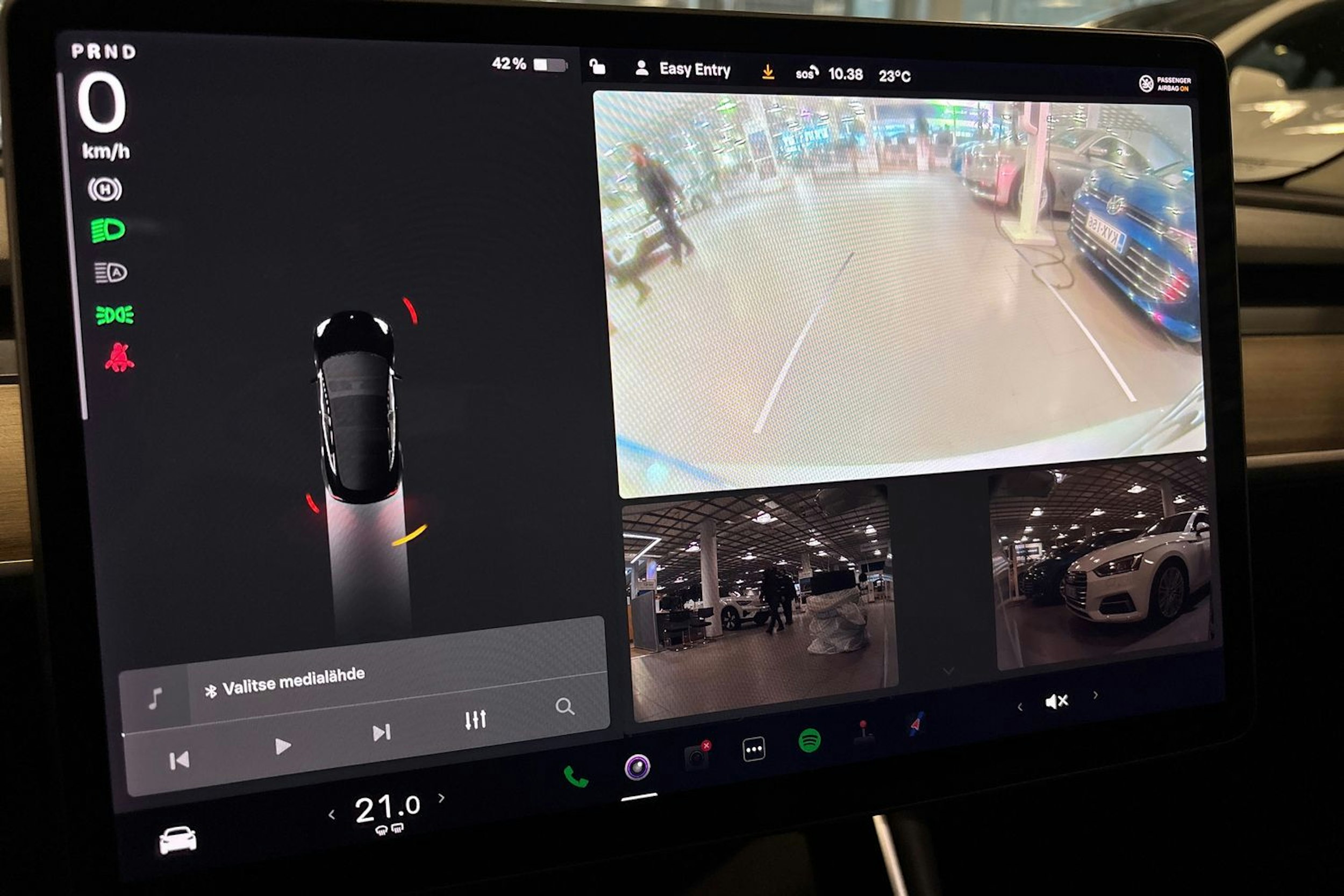 valkoinen Tesla Model 3 2019 kuva 21.