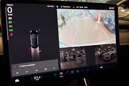 valkoinen Tesla Model 3 2019 kuva 21.