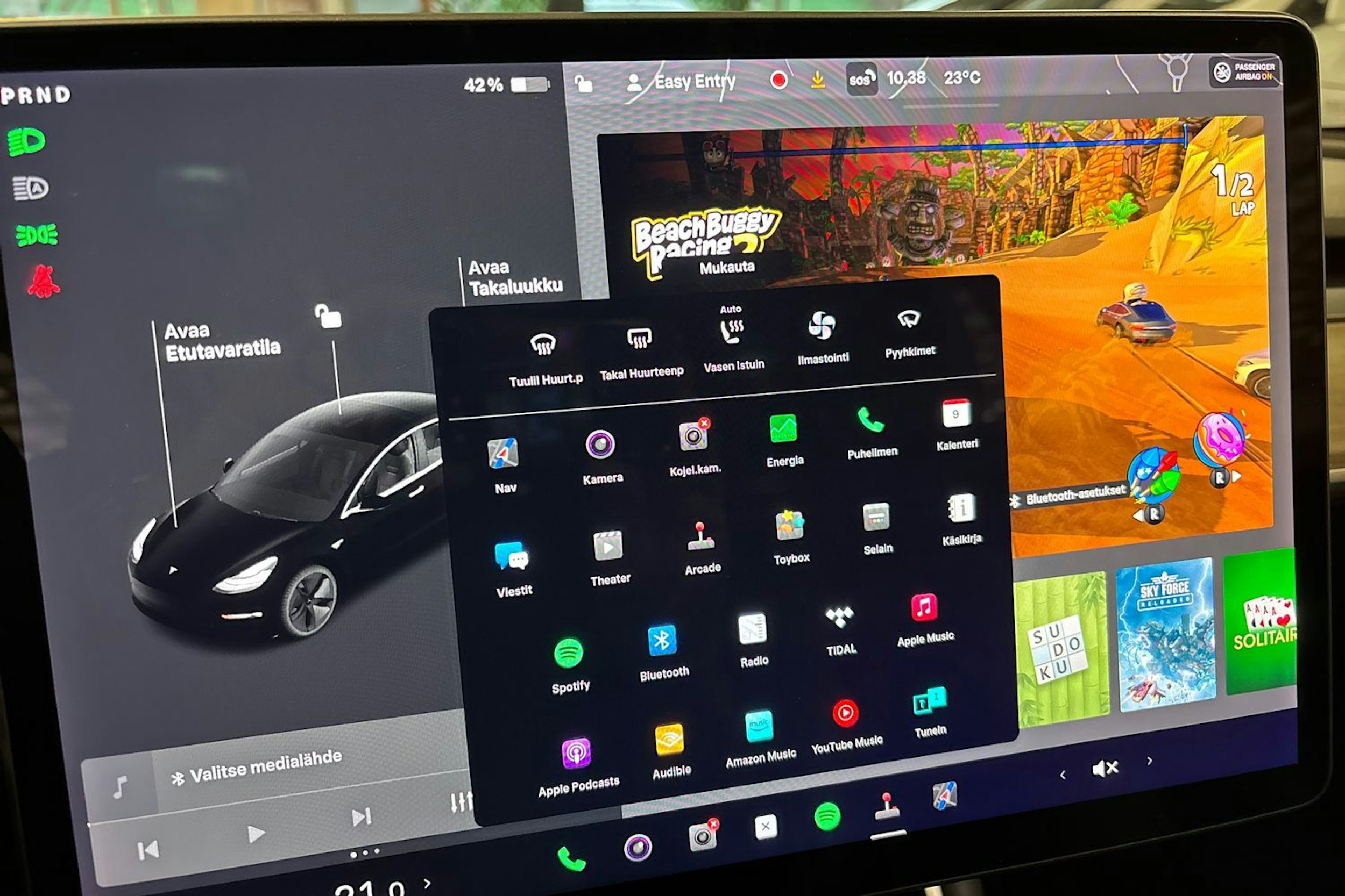 valkoinen Tesla Model 3 2019 kuva 22.