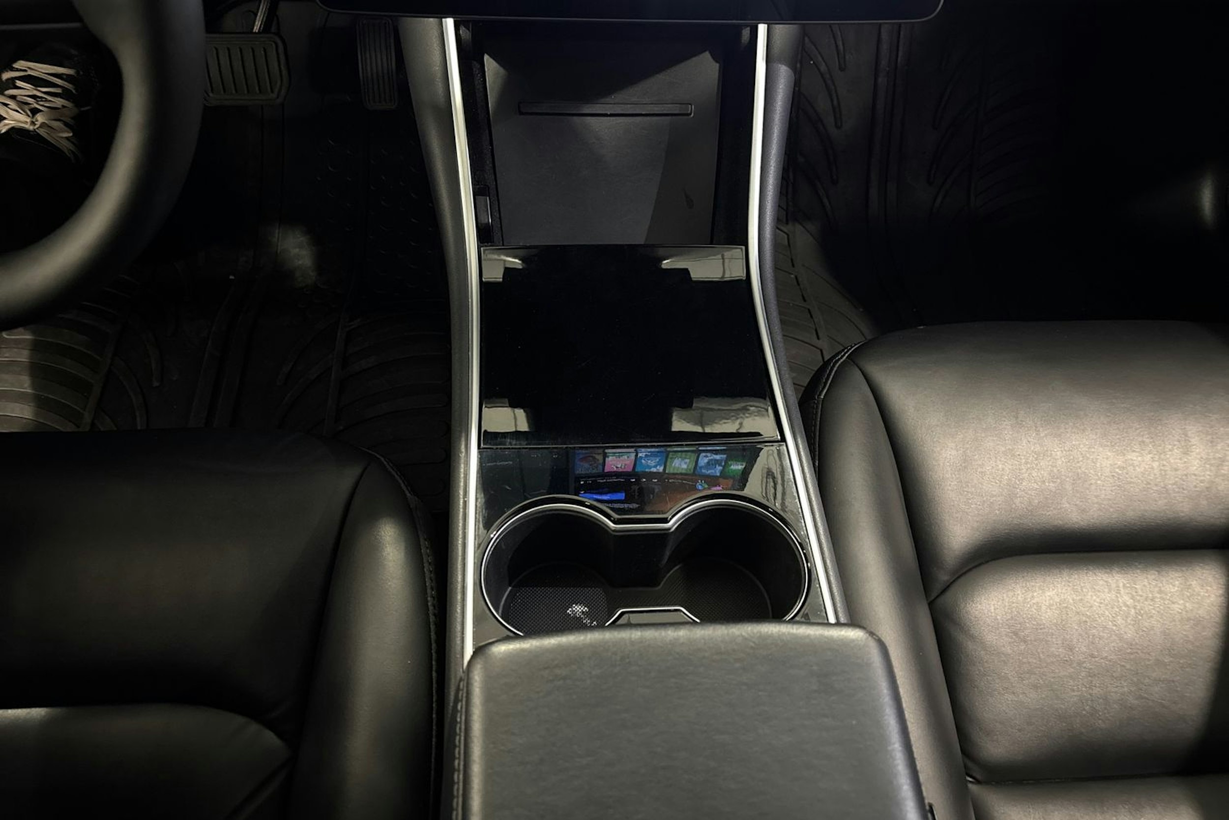 valkoinen Tesla Model 3 2019 kuva 23.