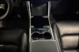 valkoinen Tesla Model 3 2019 kuva 23.