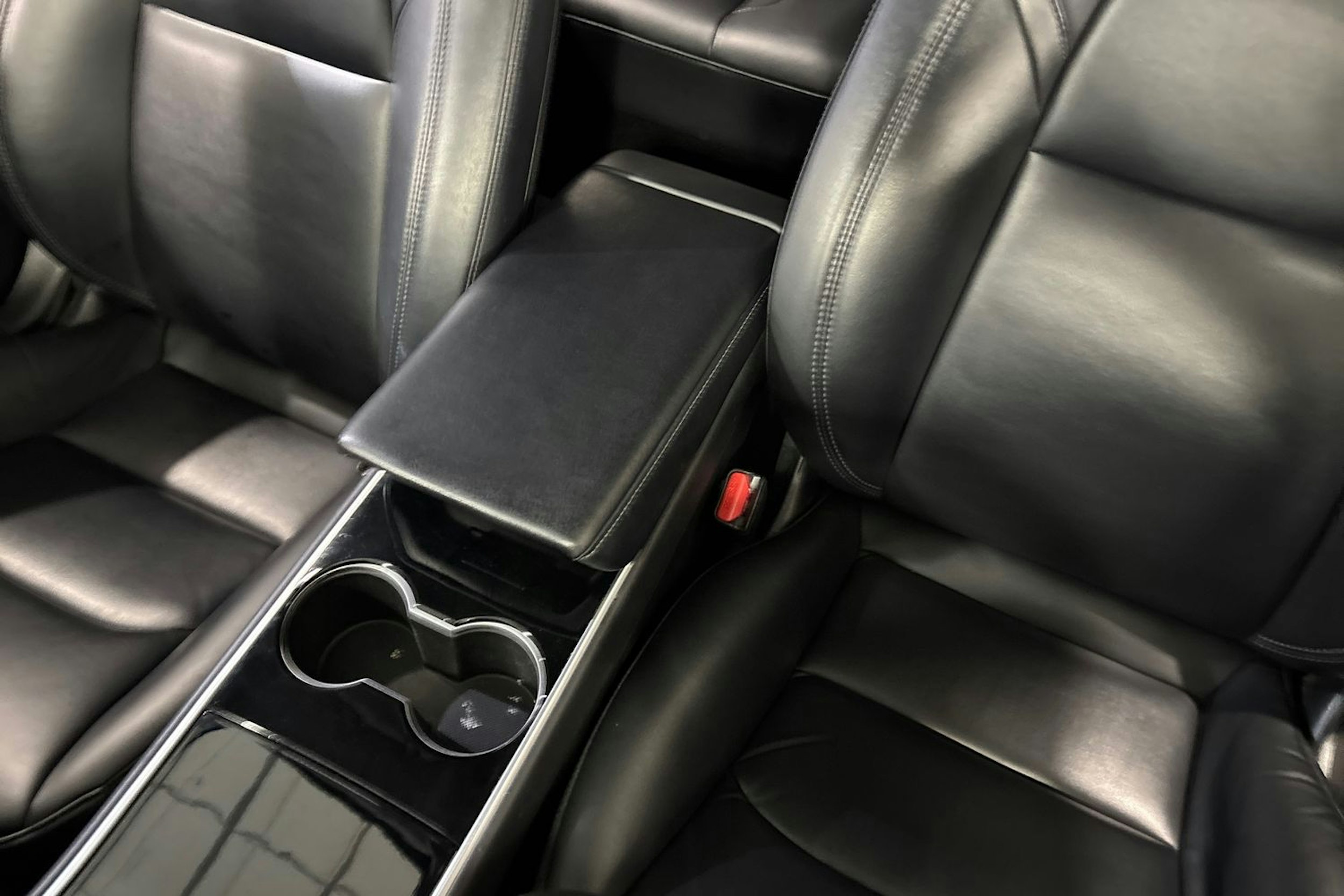 valkoinen Tesla Model 3 2019 kuva 24.