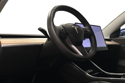 sininen Tesla Model 3 2020 kuva 7.
