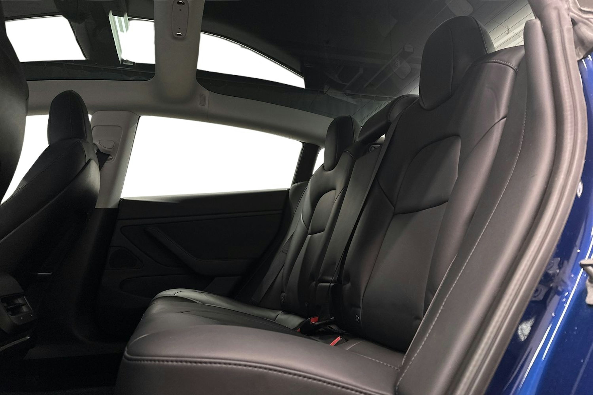 sininen Tesla Model 3 2020 kuva 10.