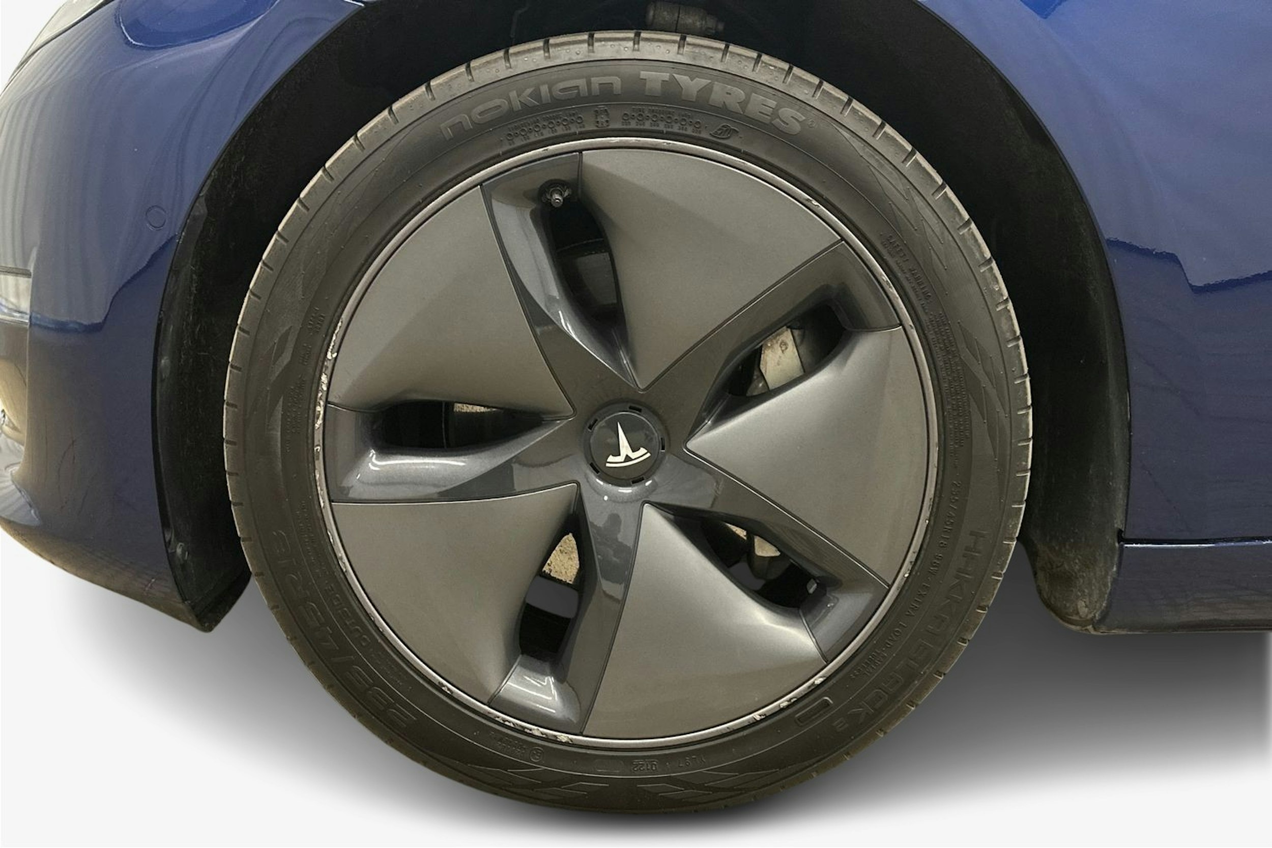 sininen Tesla Model 3 2020 kuva 11.