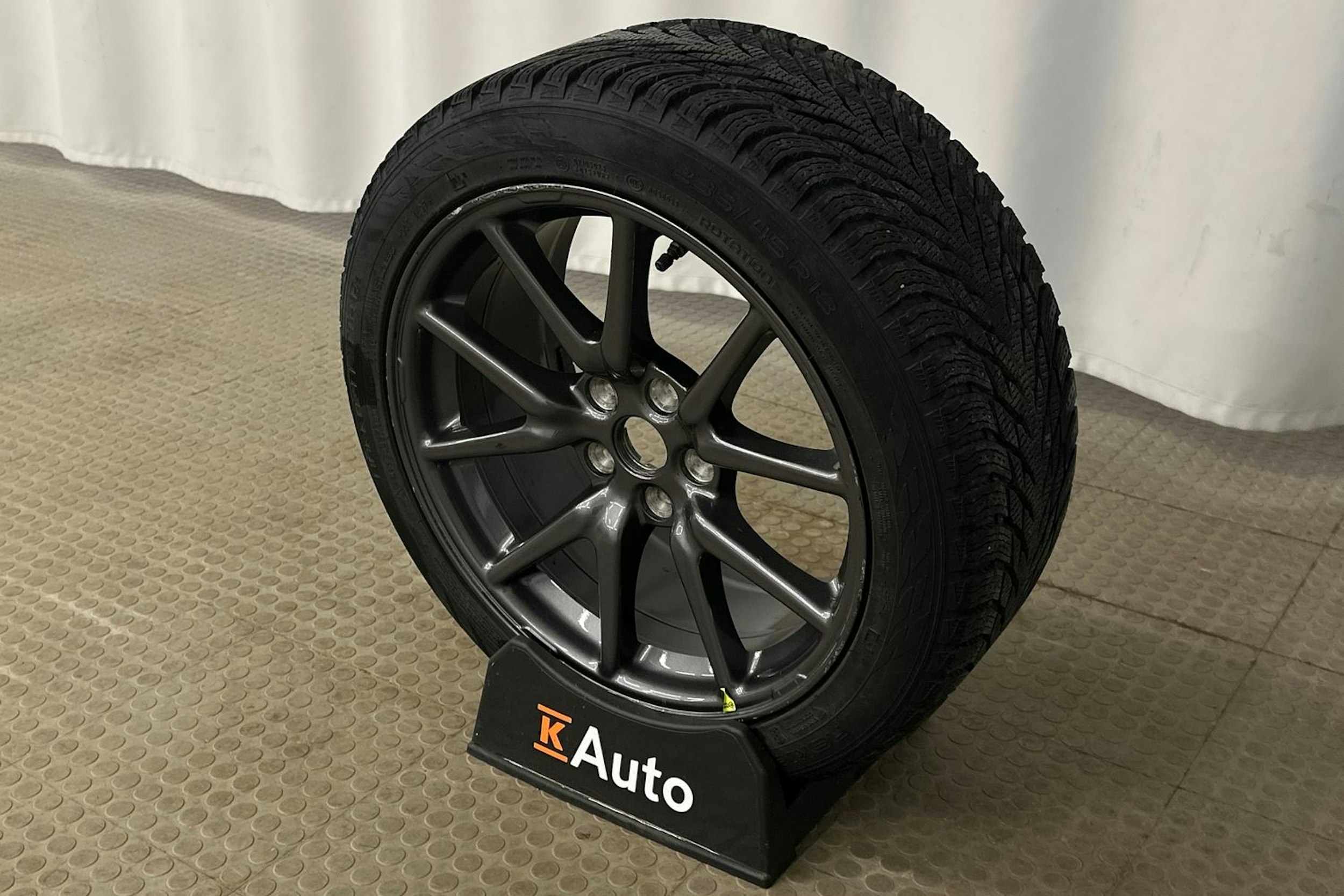 sininen Tesla Model 3 2020 kuva 13.