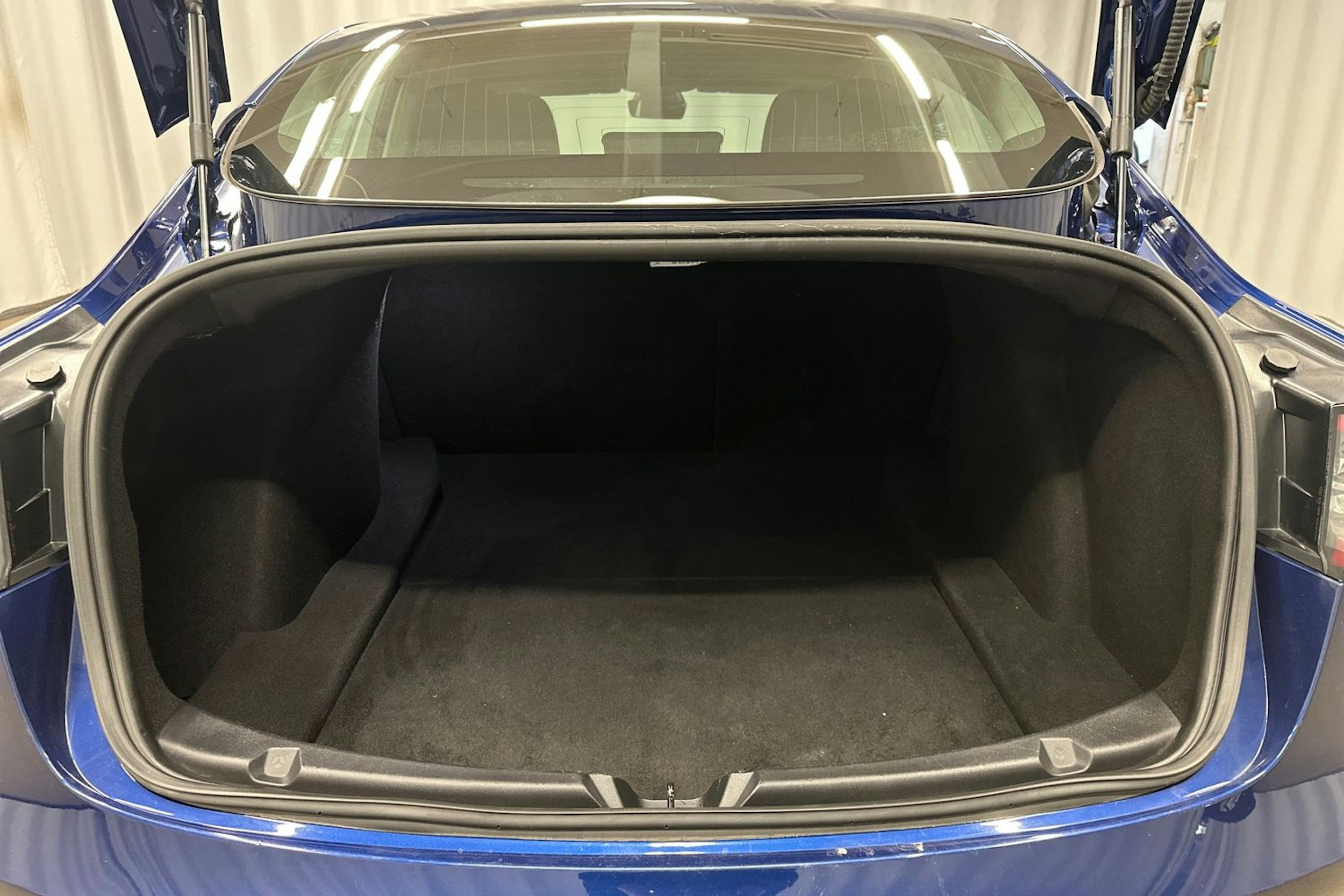sininen Tesla Model 3 2020 kuva 14.