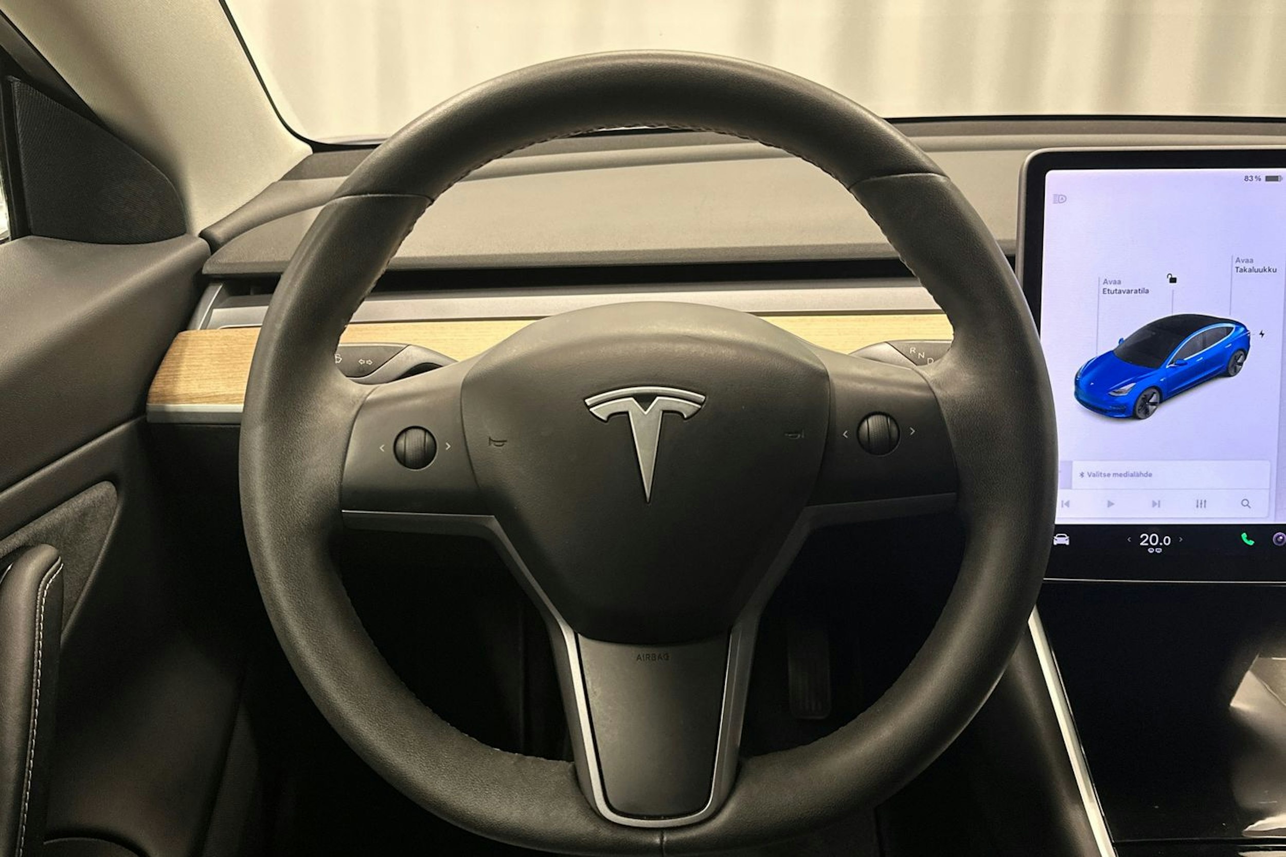 sininen Tesla Model 3 2020 kuva 15.