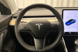 sininen Tesla Model 3 2020 kuva 15.