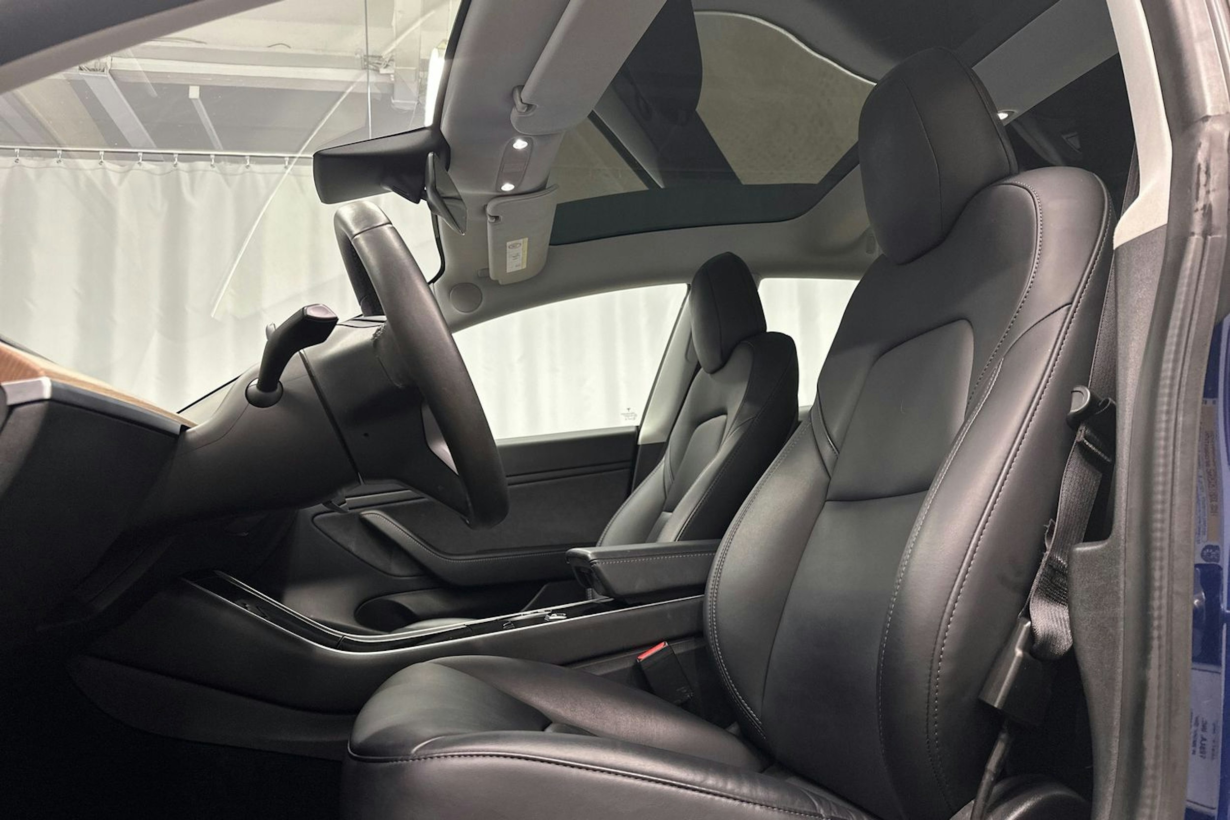 sininen Tesla Model 3 2020 kuva 16.