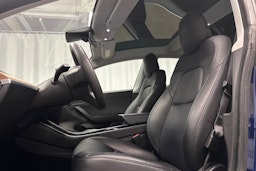 sininen Tesla Model 3 2020 kuva 16.