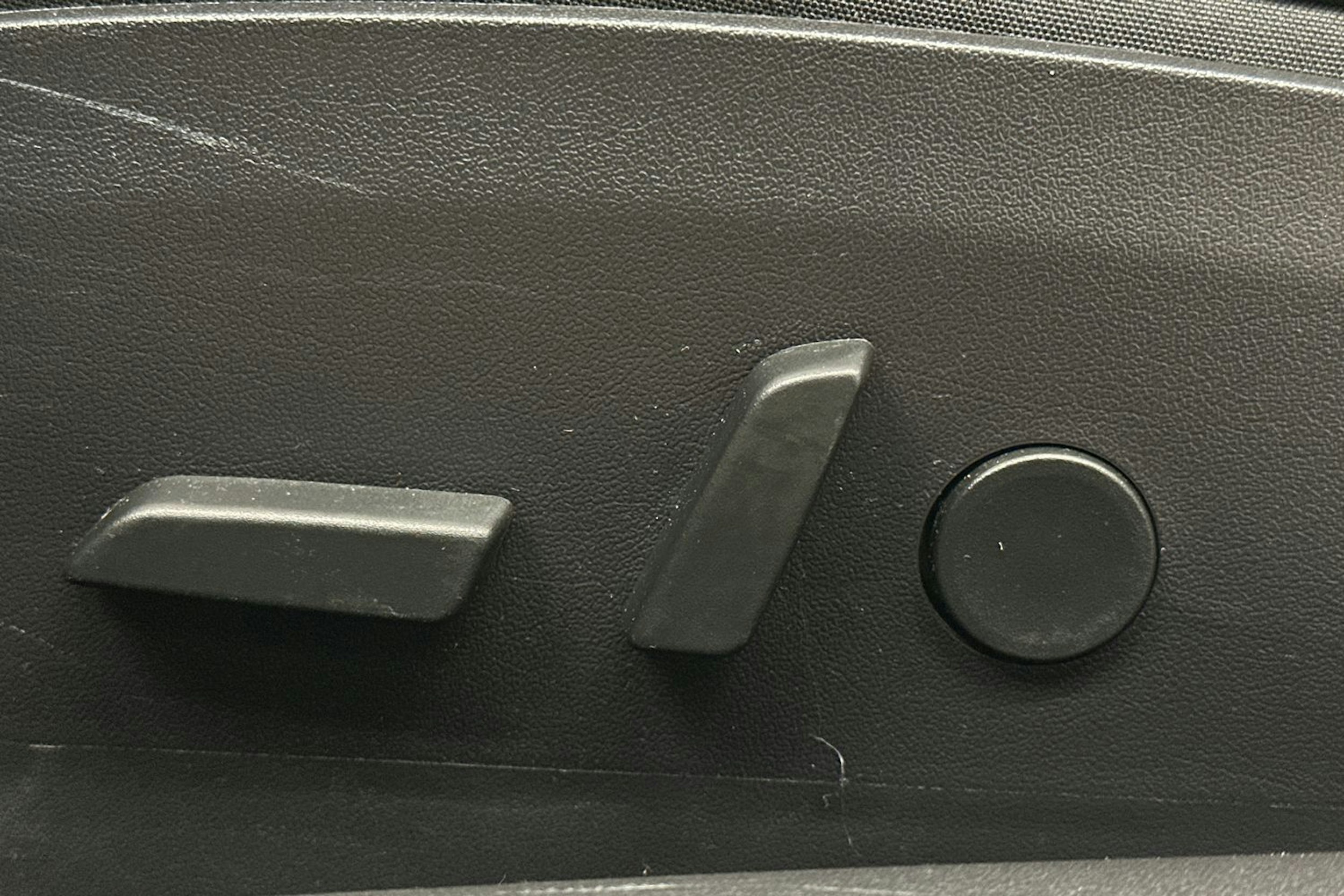 sininen Tesla Model 3 2020 kuva 17.