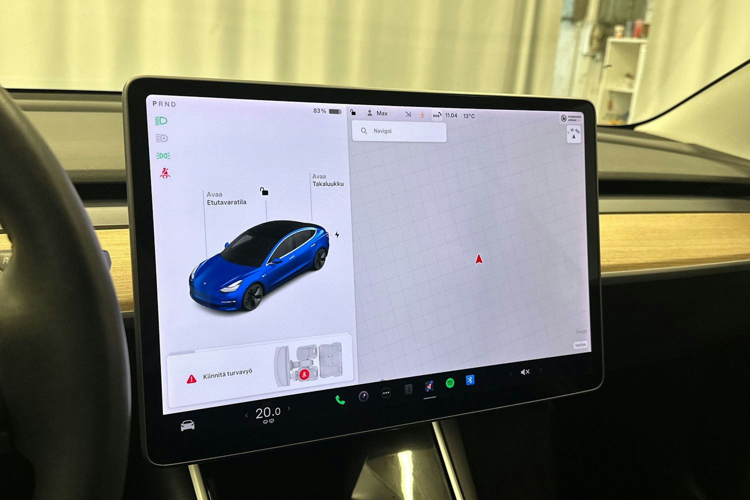 sininen Tesla Model 3 2020 kuva 18.