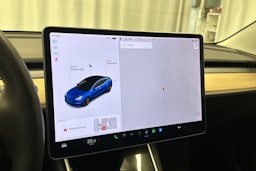 sininen Tesla Model 3 2020 kuva 18.