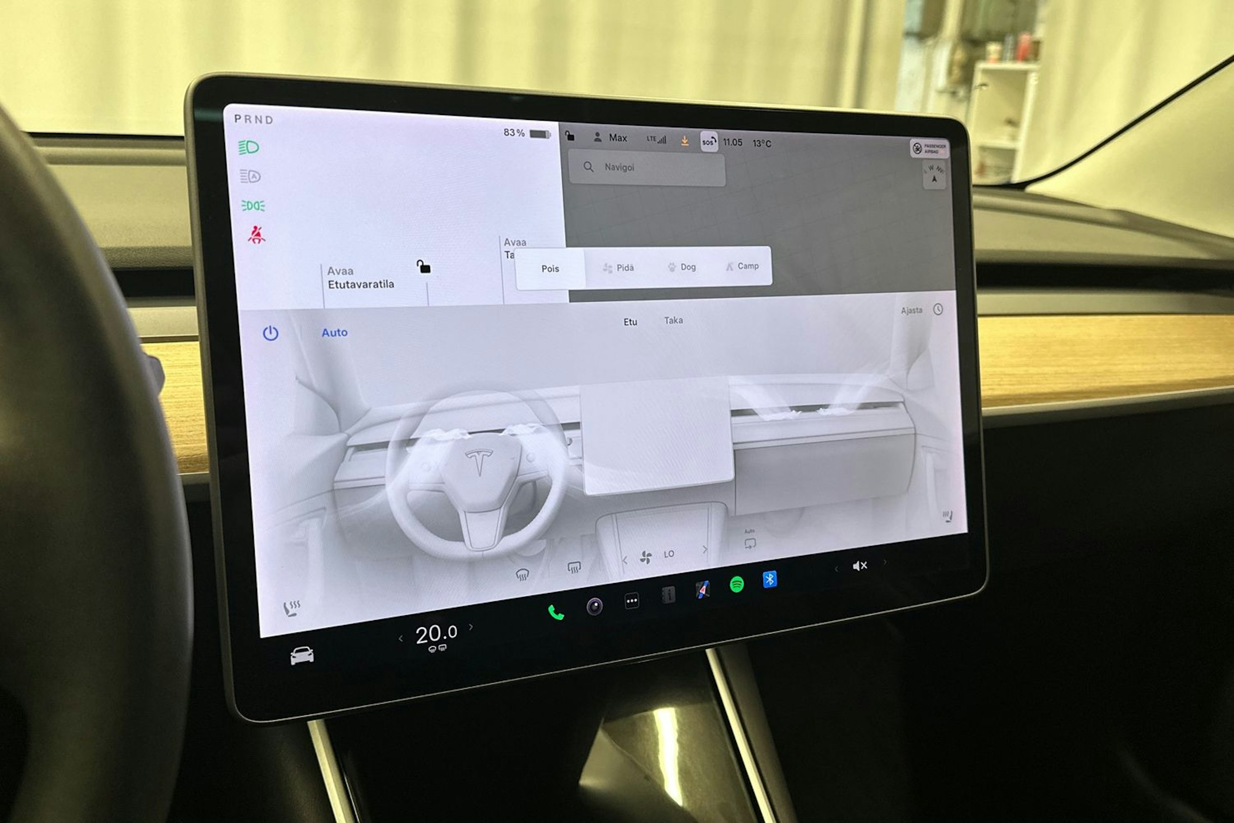 sininen Tesla Model 3 2020 kuva 19.