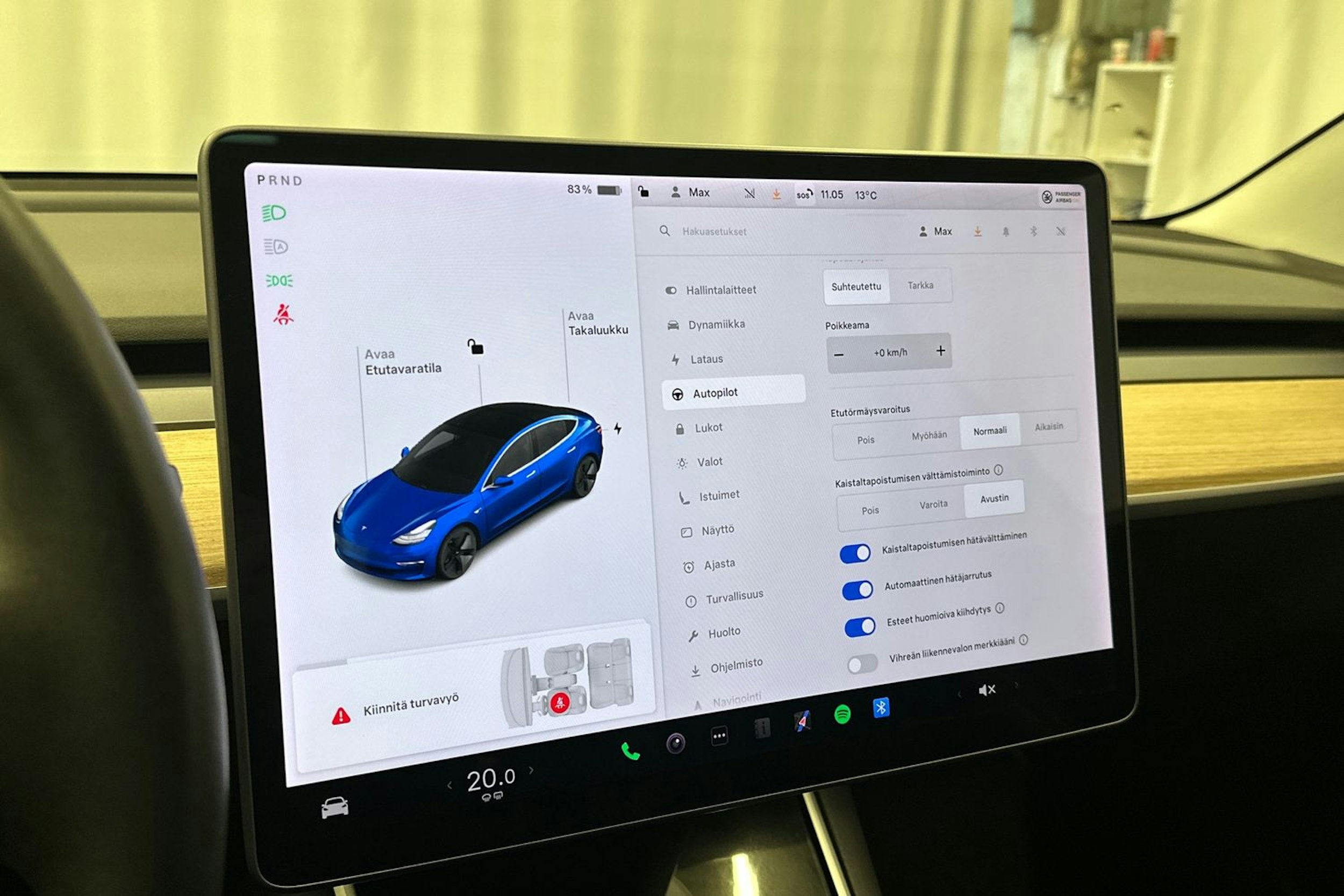 sininen Tesla Model 3 2020 kuva 22.