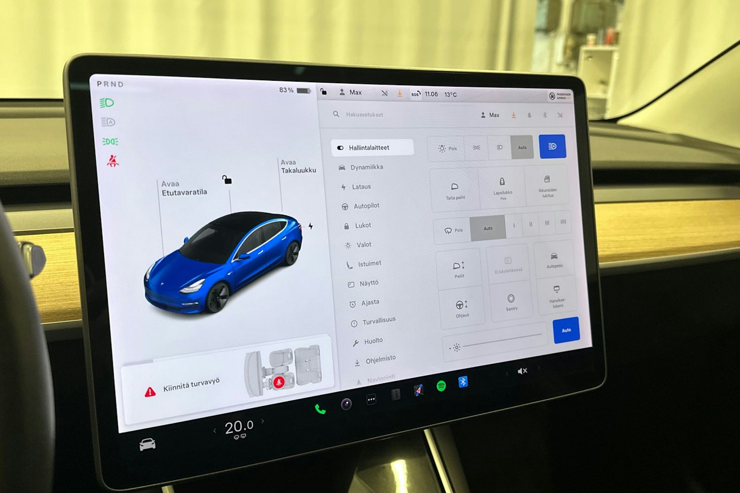 sininen Tesla Model 3 2020 kuva 23.