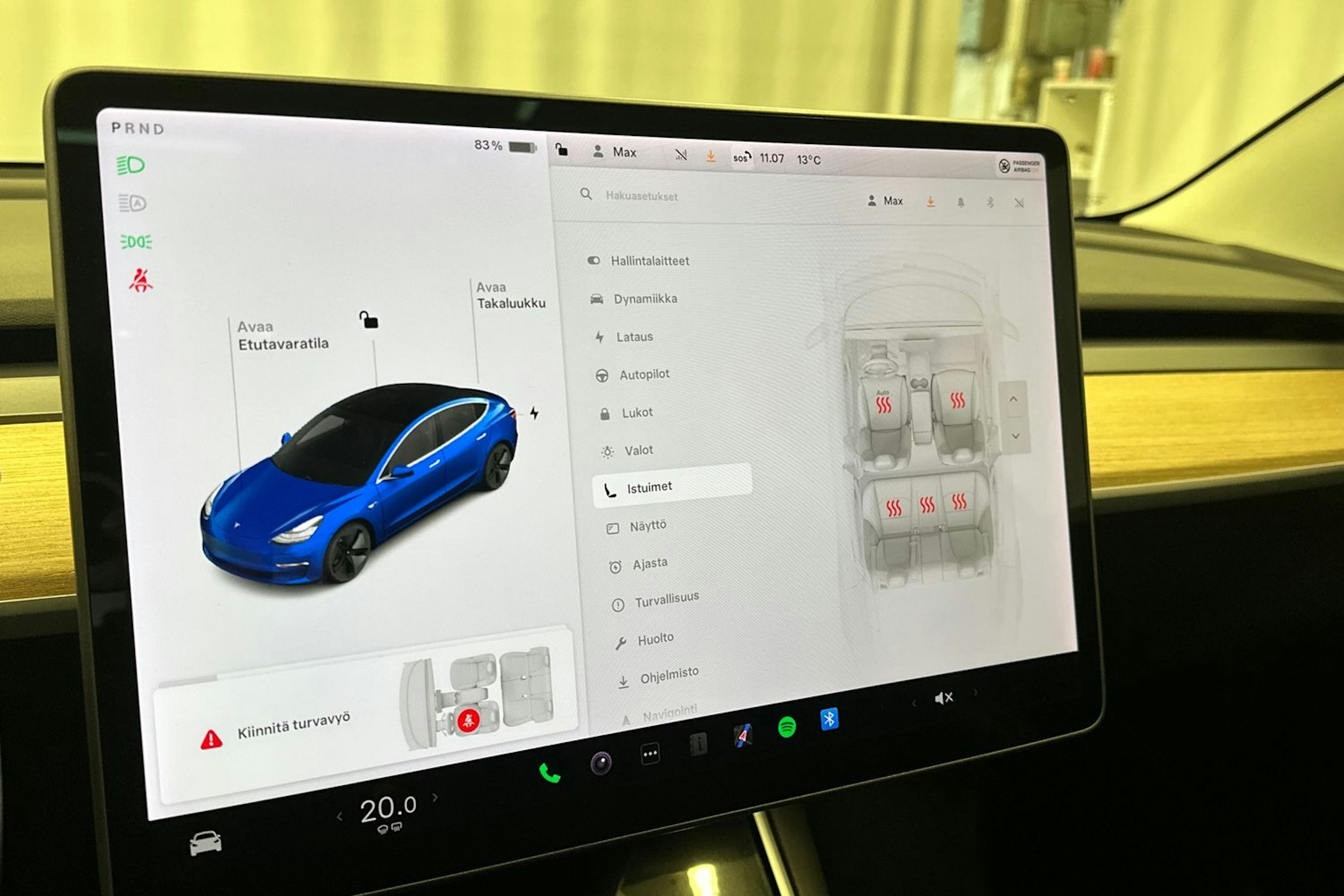 sininen Tesla Model 3 2020 kuva 26.