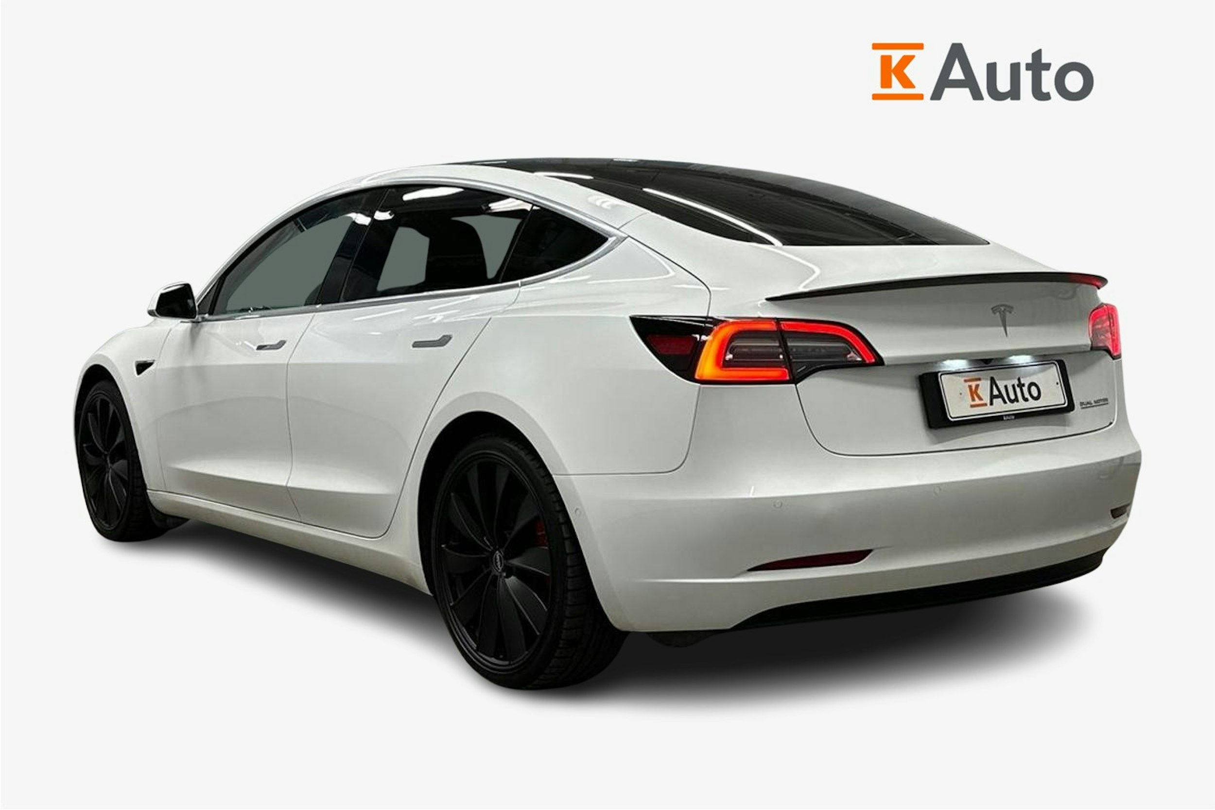 valkoinen Tesla Model 3 2020 kuva 2.