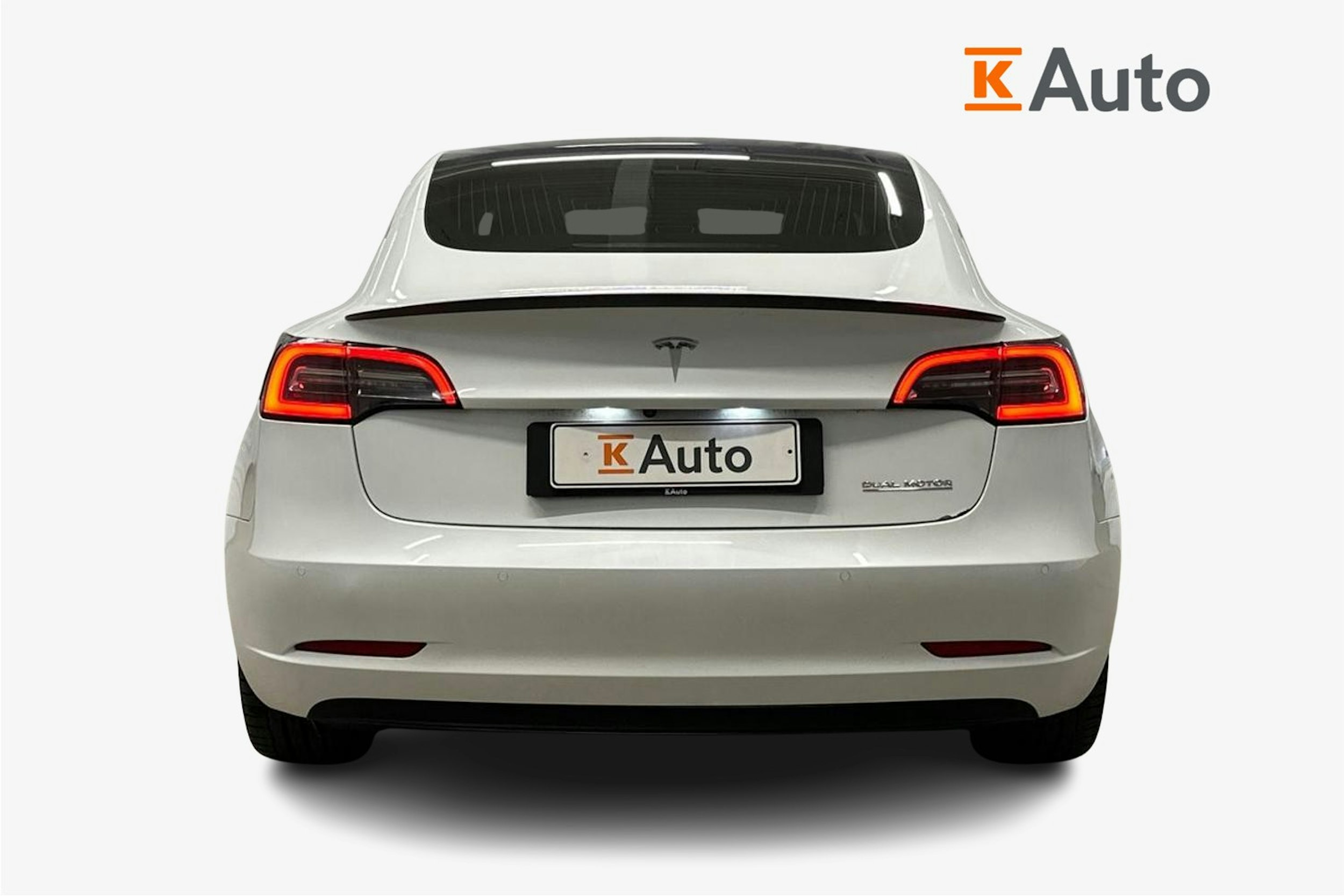 valkoinen Tesla Model 3 2020 kuva 3.
