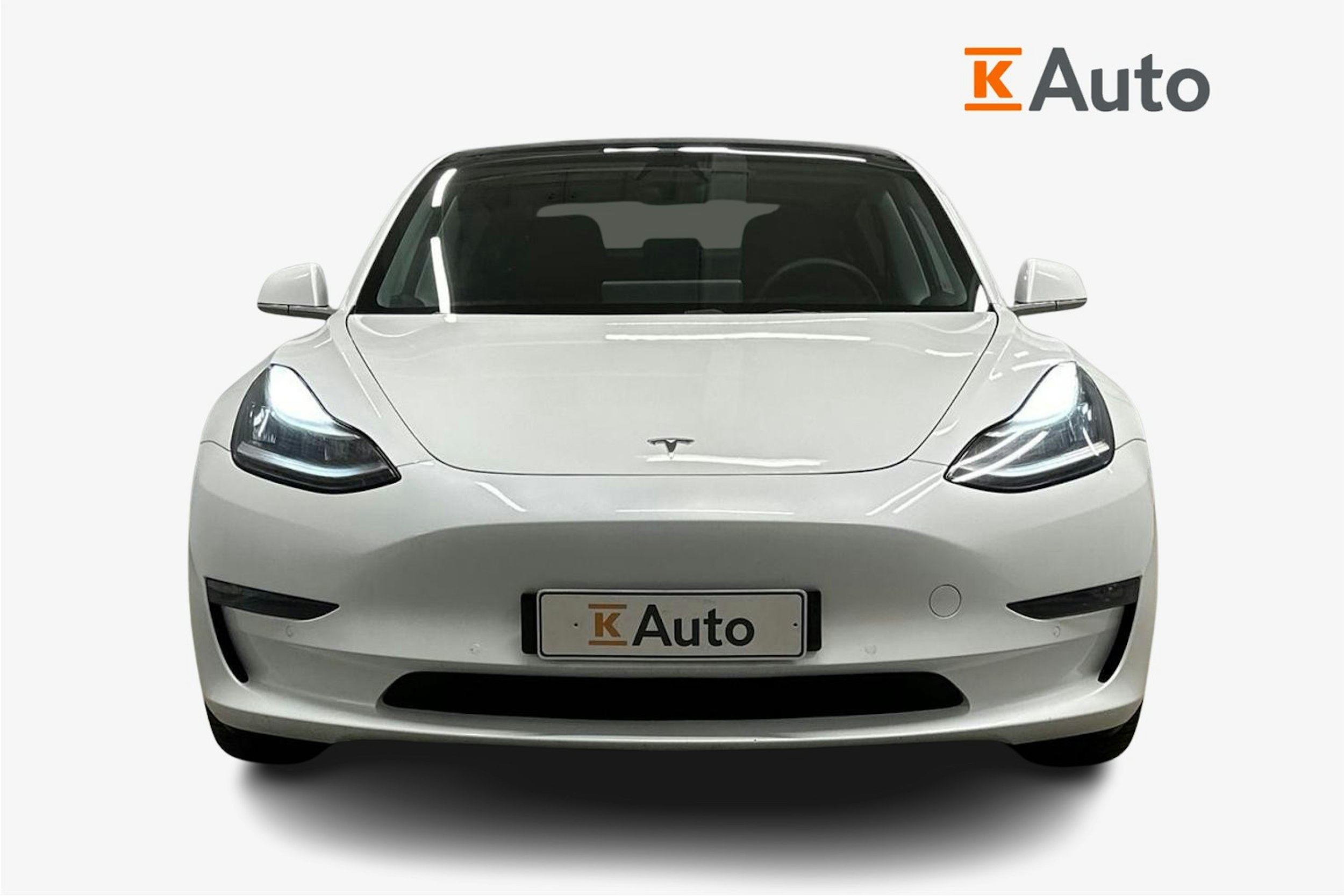 valkoinen Tesla Model 3 2020 kuva 5.