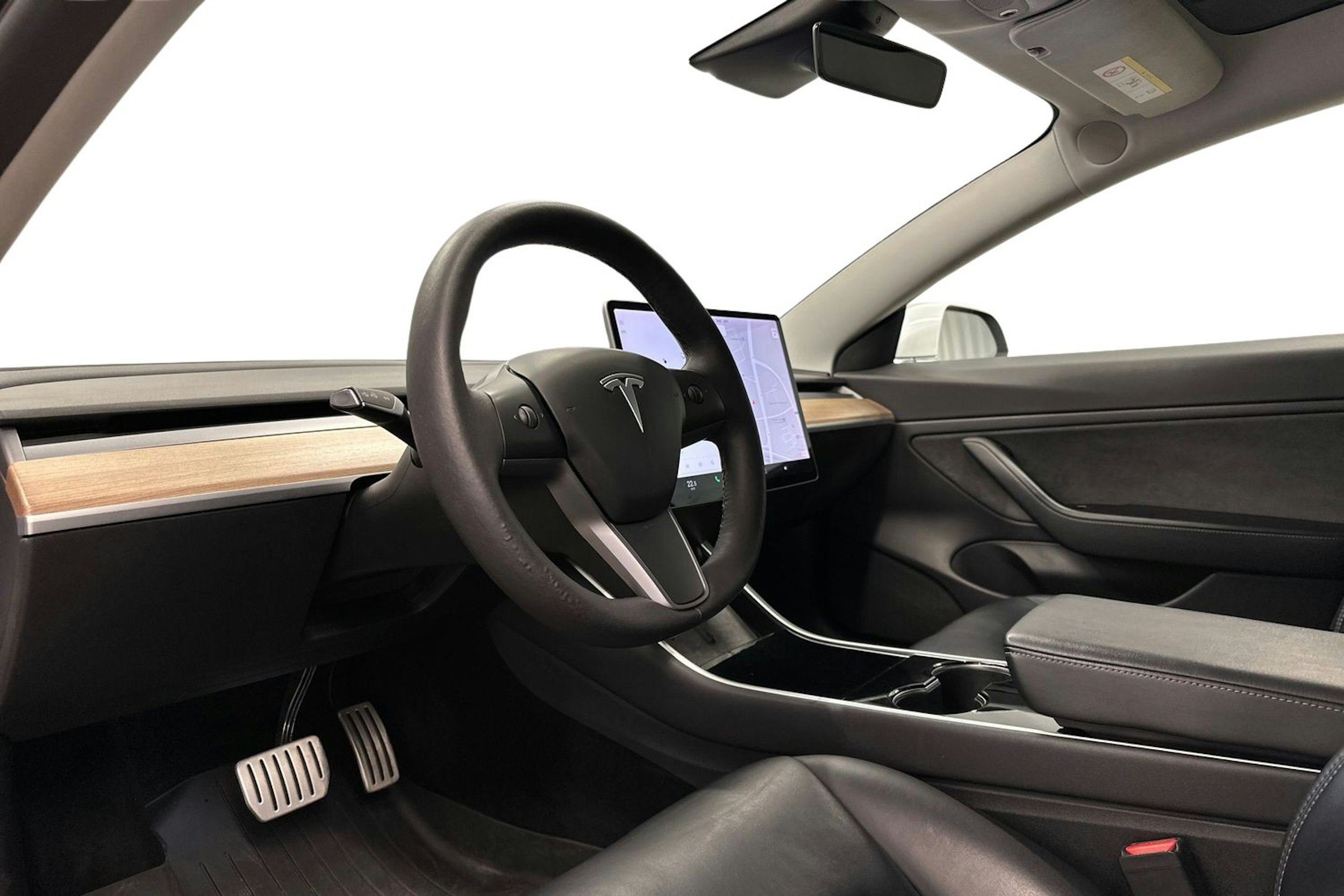 valkoinen Tesla Model 3 2020 kuva 7.