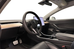 valkoinen Tesla Model 3 2020 kuva 7.