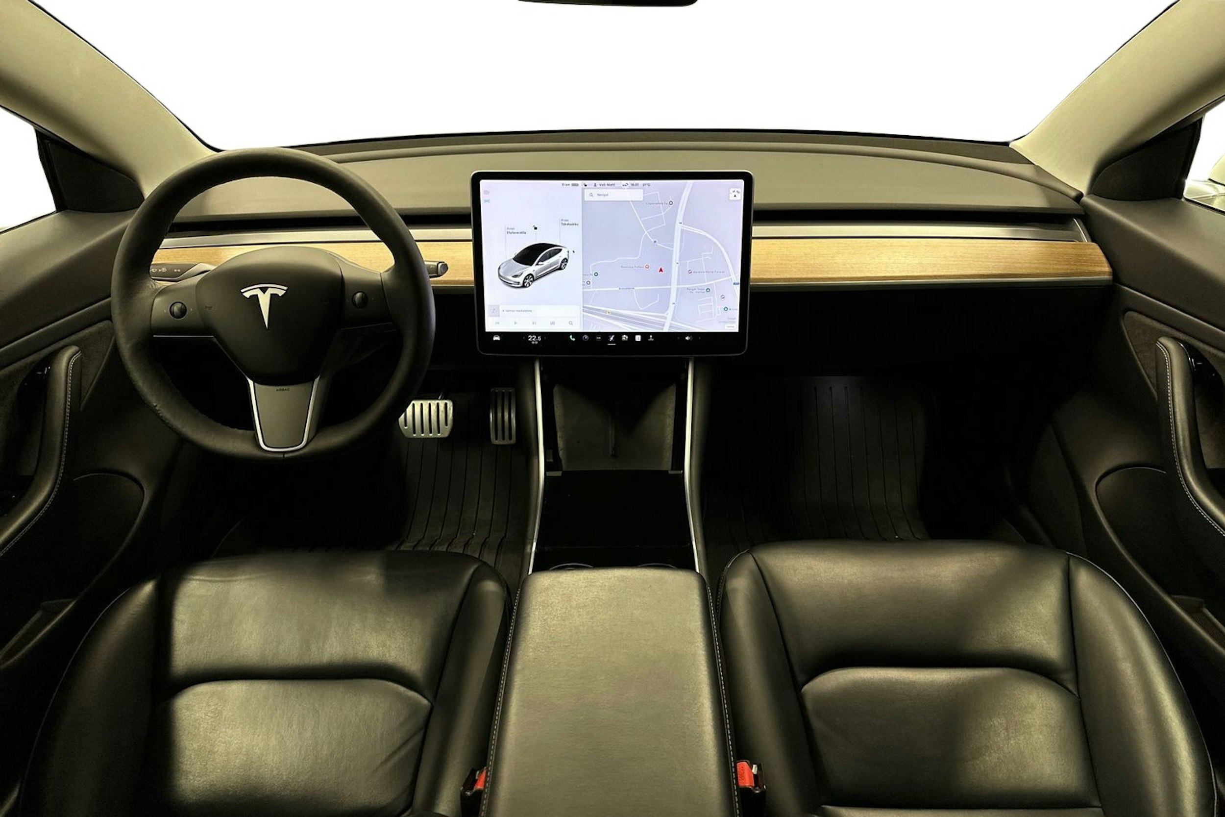 valkoinen Tesla Model 3 2020 kuva 9.