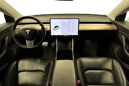 valkoinen Tesla Model 3 2020 kuva 9.