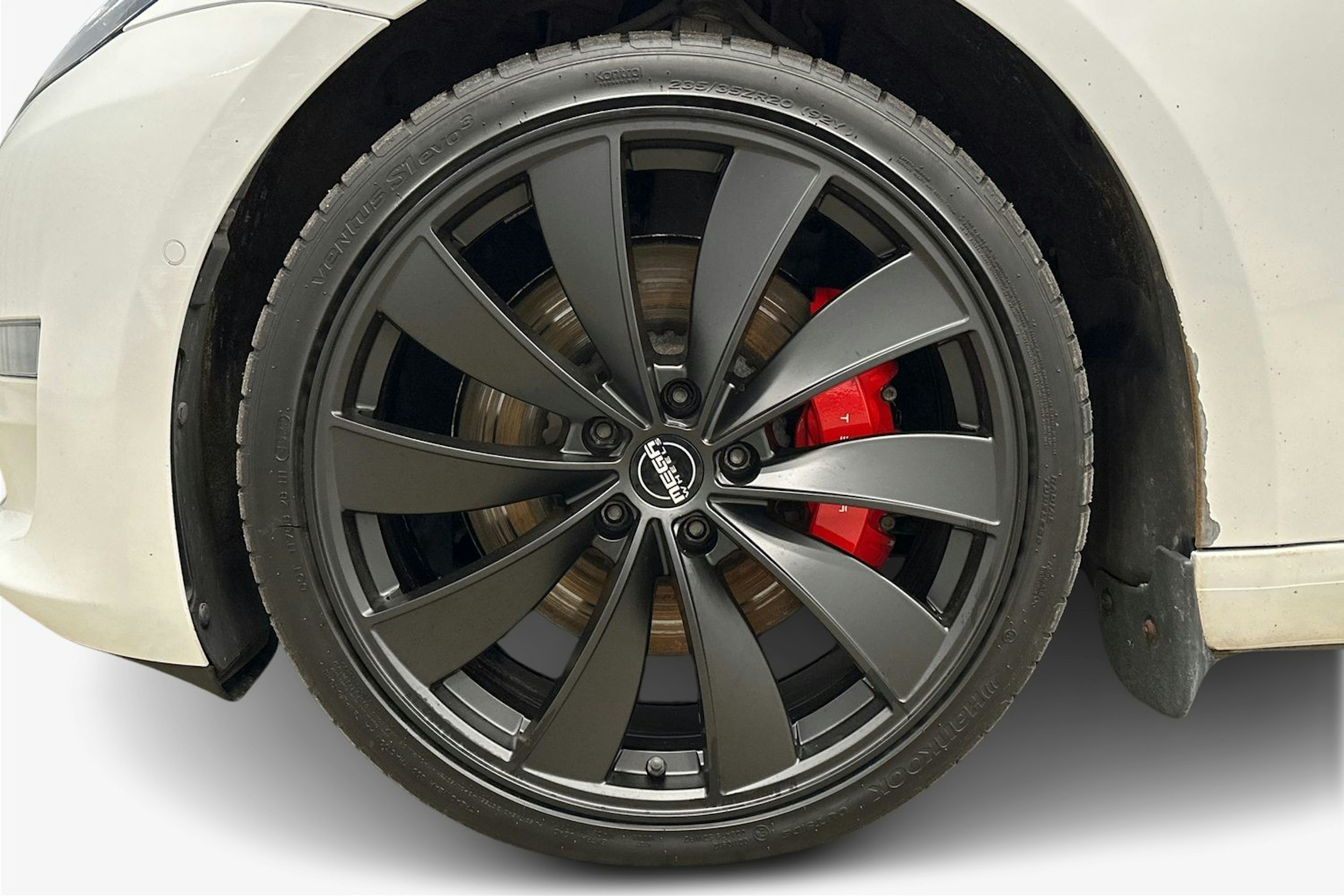 valkoinen Tesla Model 3 2020 kuva 11.