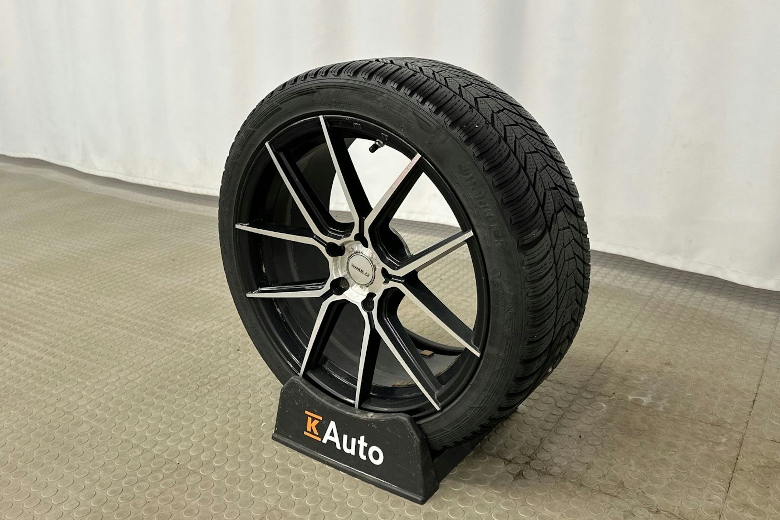 valkoinen Tesla Model 3 2020 kuva 13.